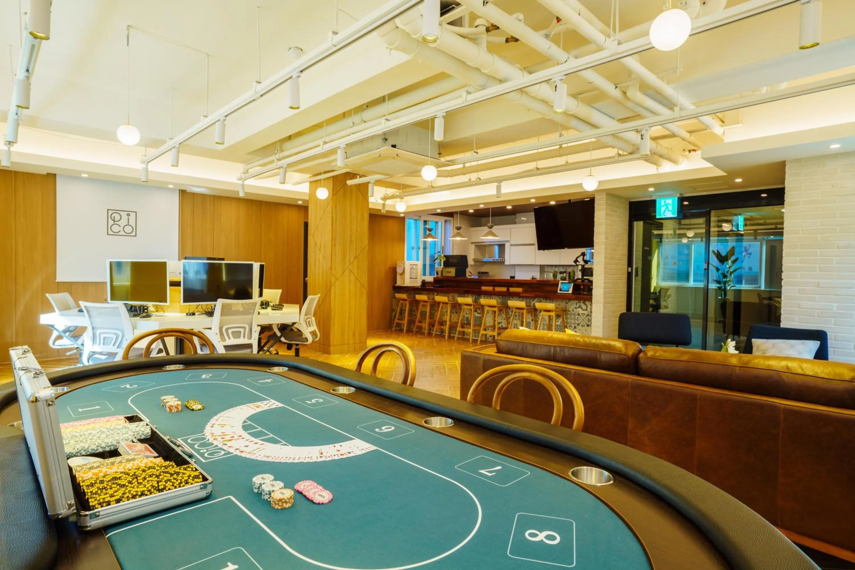 Communal lounge/ TV room in Hotel Pico