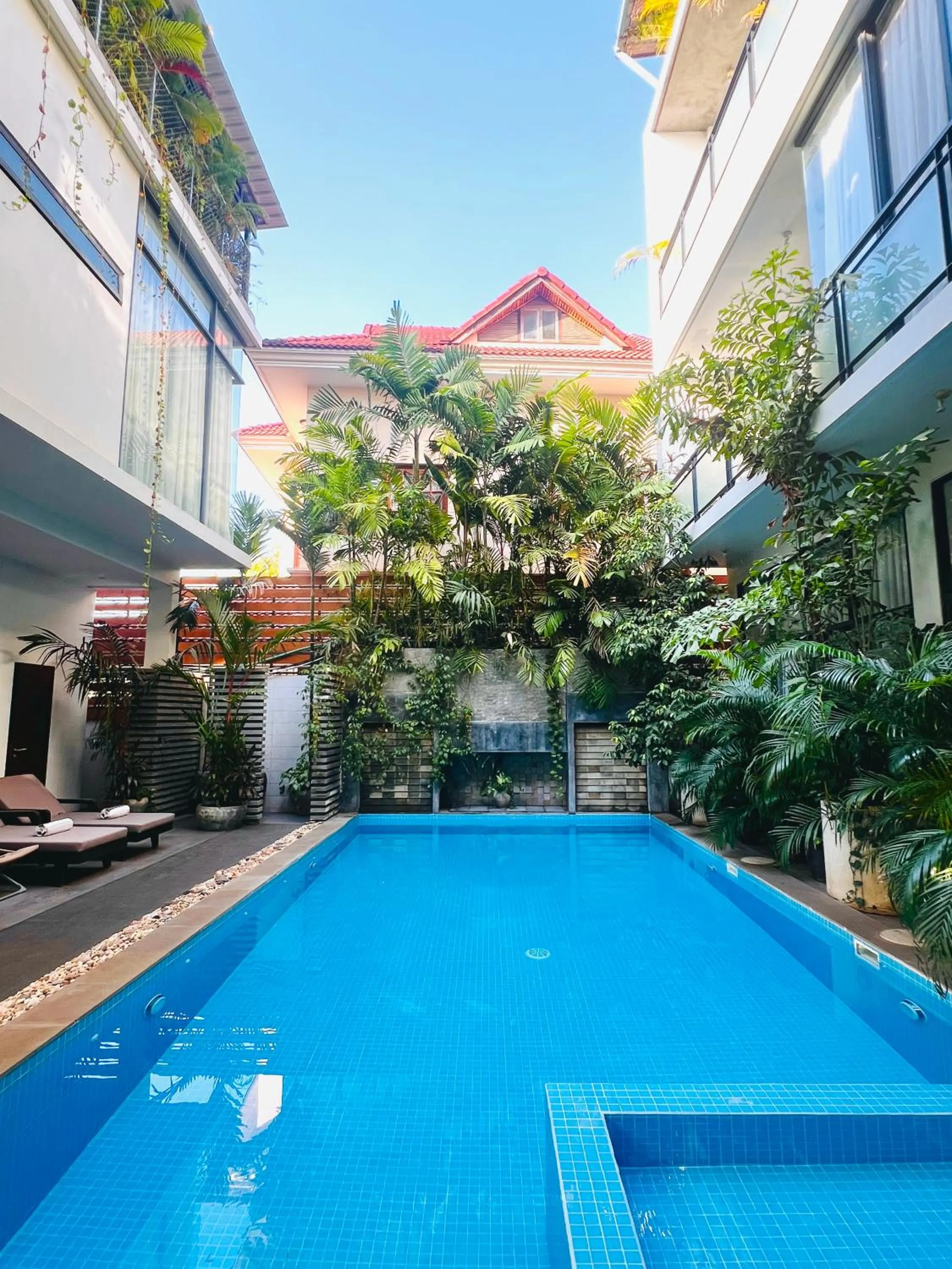 Property building in Maison Leab