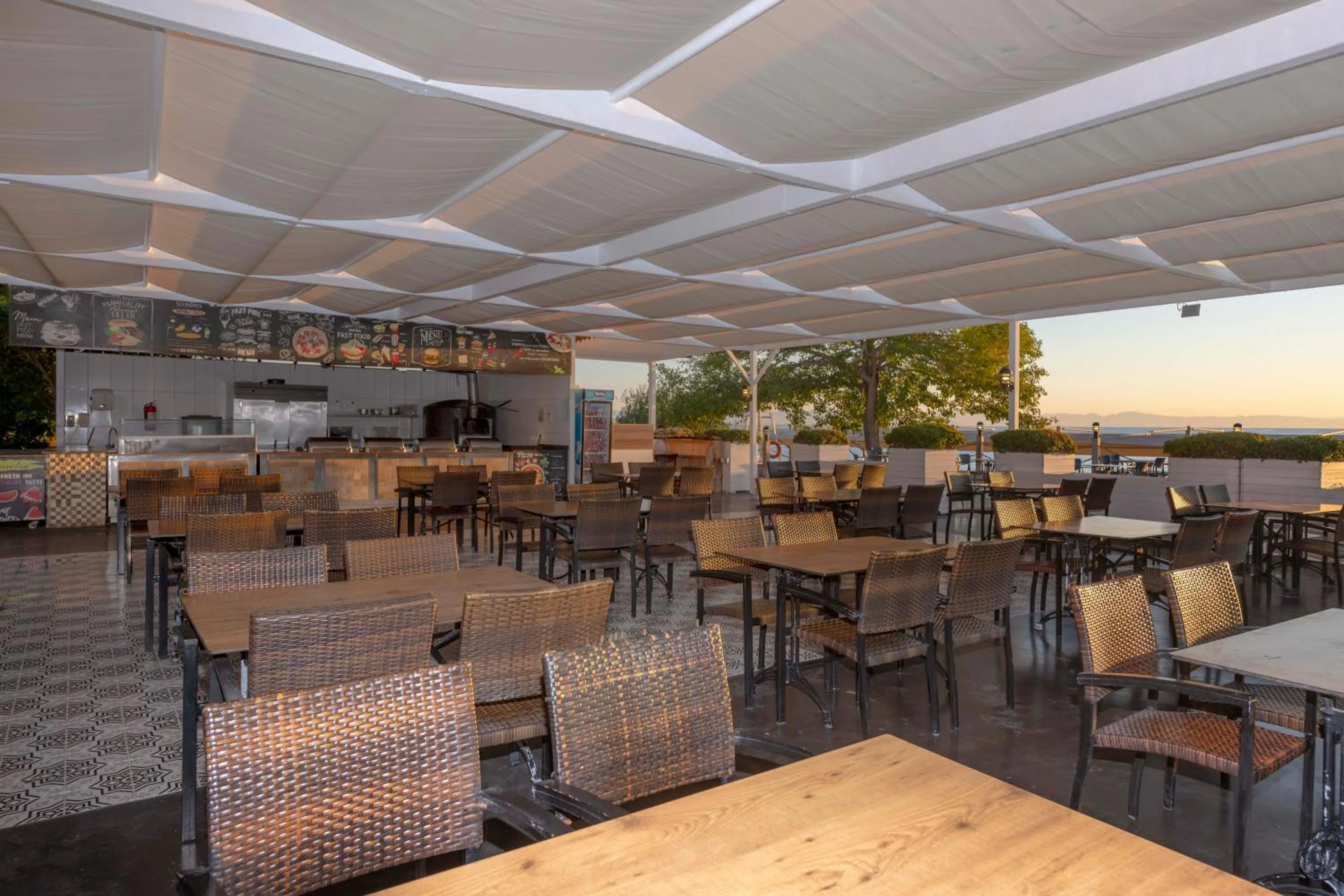 Restaurant/places to eat in Armas Gul Beach