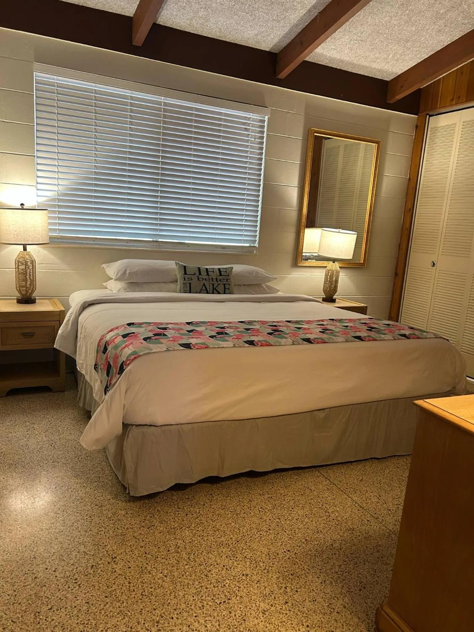 Bed in Tropical Marina & Resort on Lake Beresford