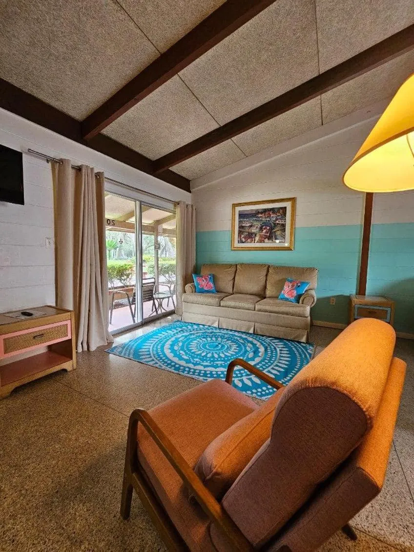 Bed in Tropical Marina & Resort on Lake Beresford