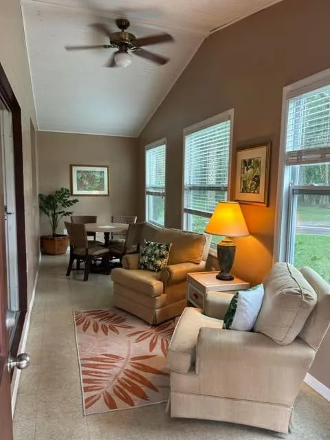 Tropical Marina & Resort on Lake Beresford