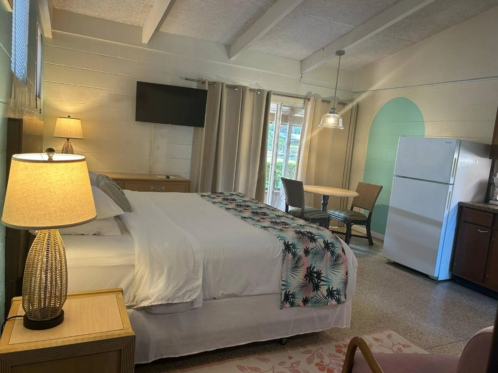 Bed in Tropical Marina & Resort on Lake Beresford