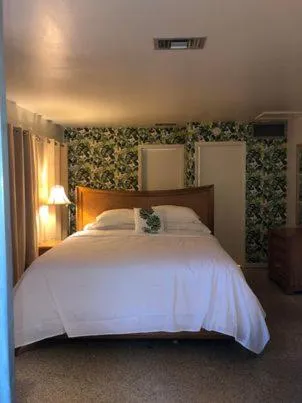 Bed in Tropical Marina & Resort on Lake Beresford