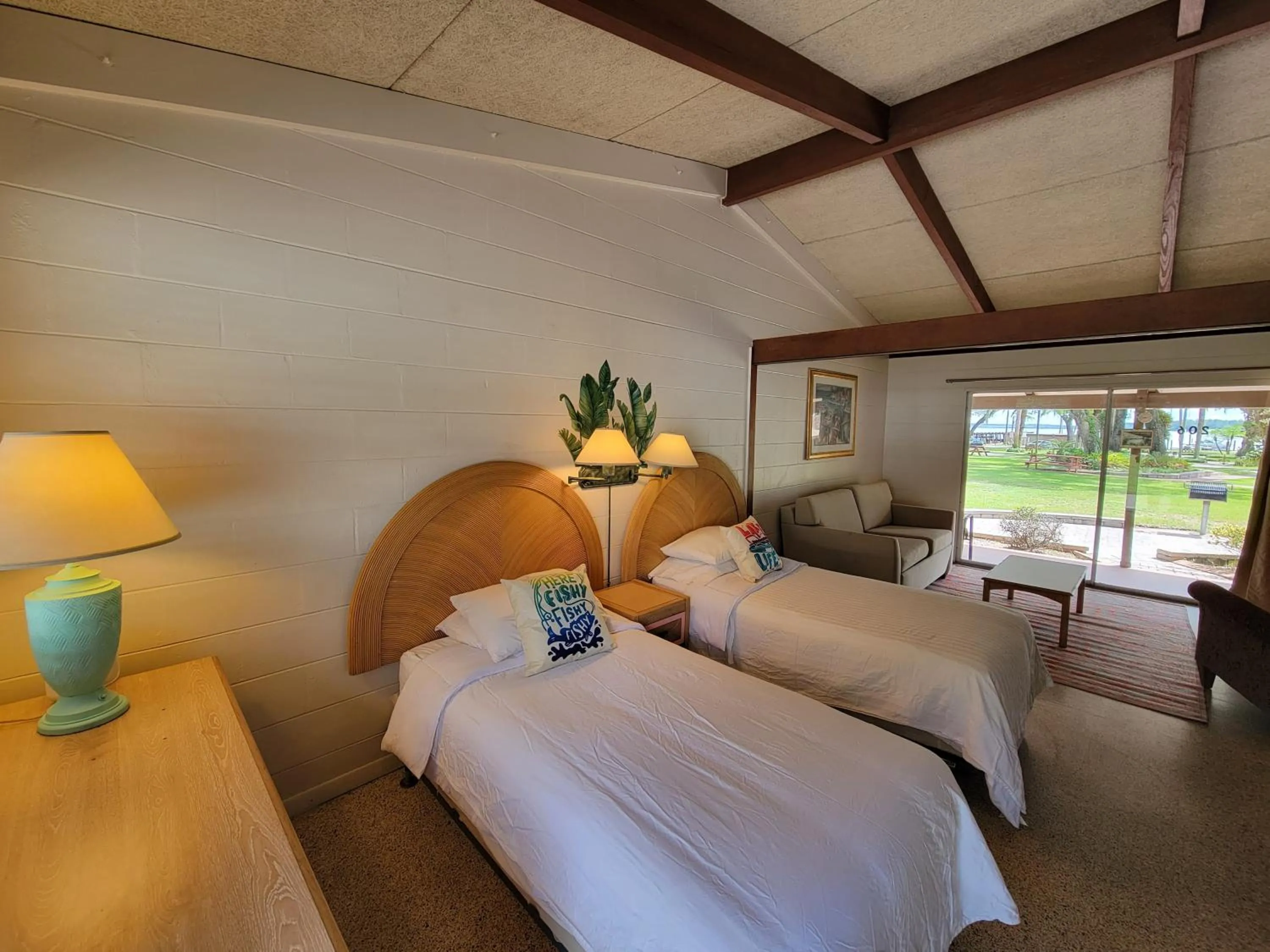 Bed in Tropical Marina & Resort on Lake Beresford