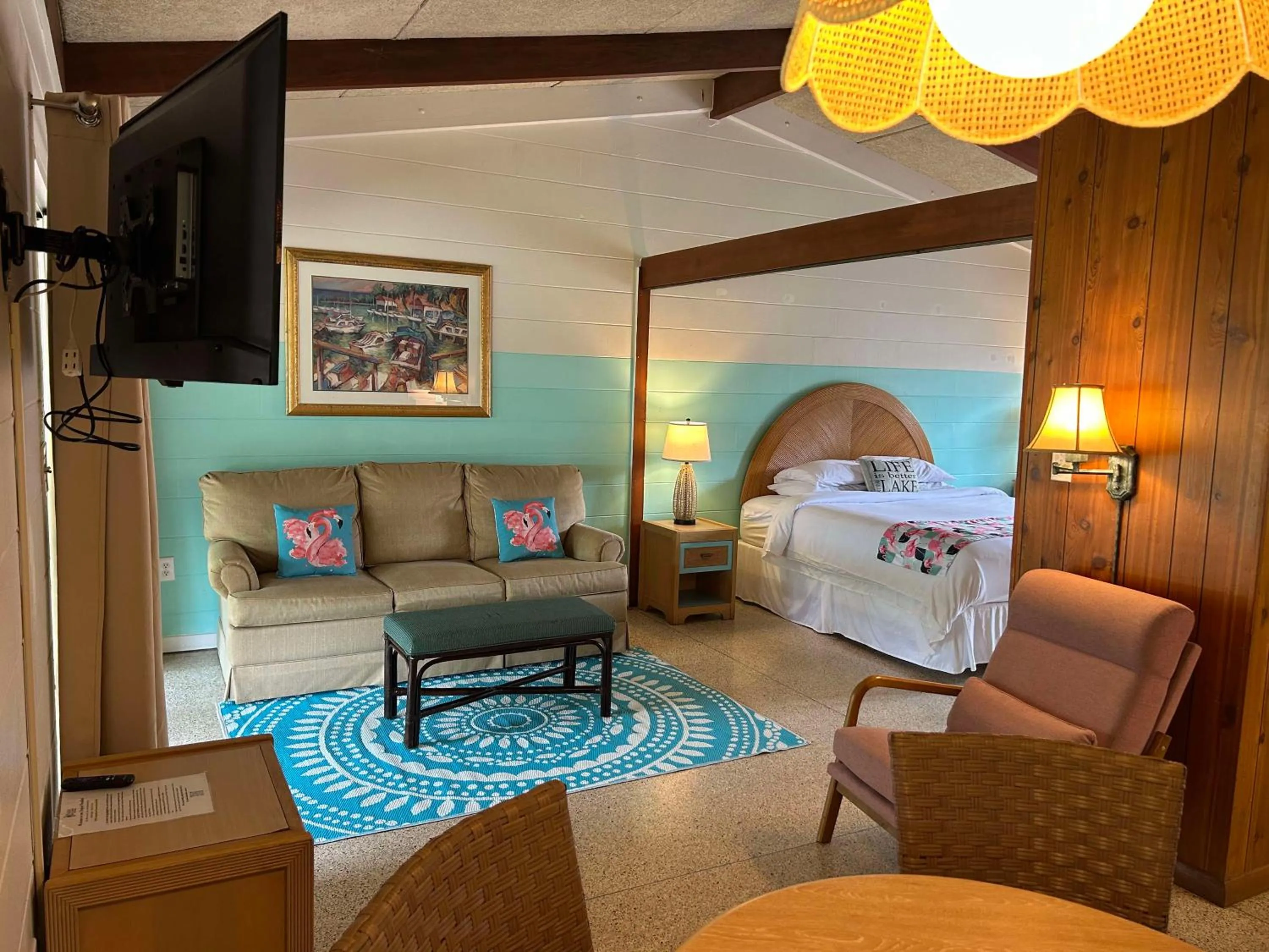 Bed in Tropical Marina & Resort on Lake Beresford