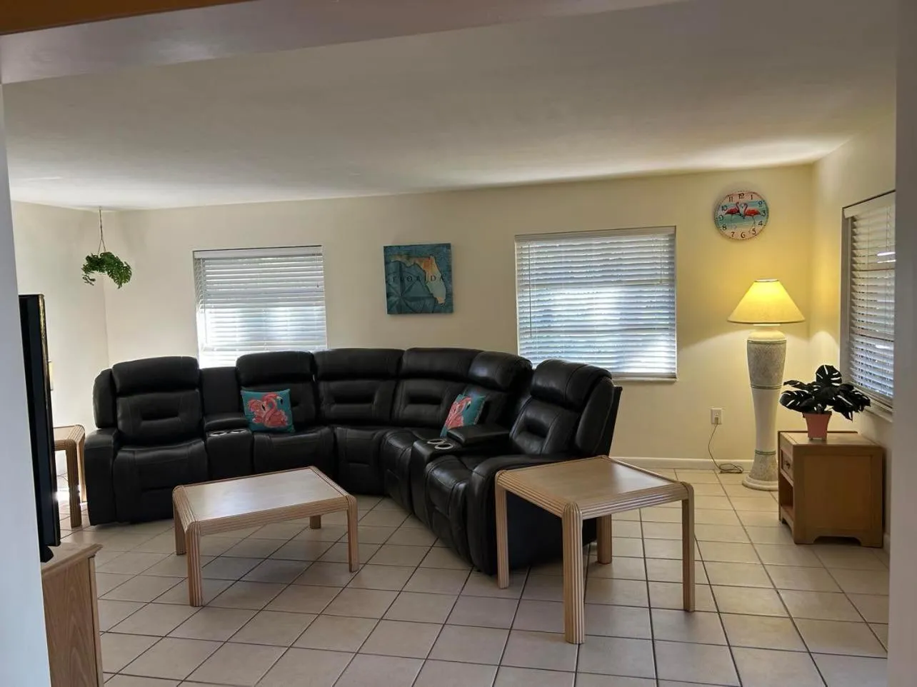 Living room in Tropical Marina & Resort on Lake Beresford