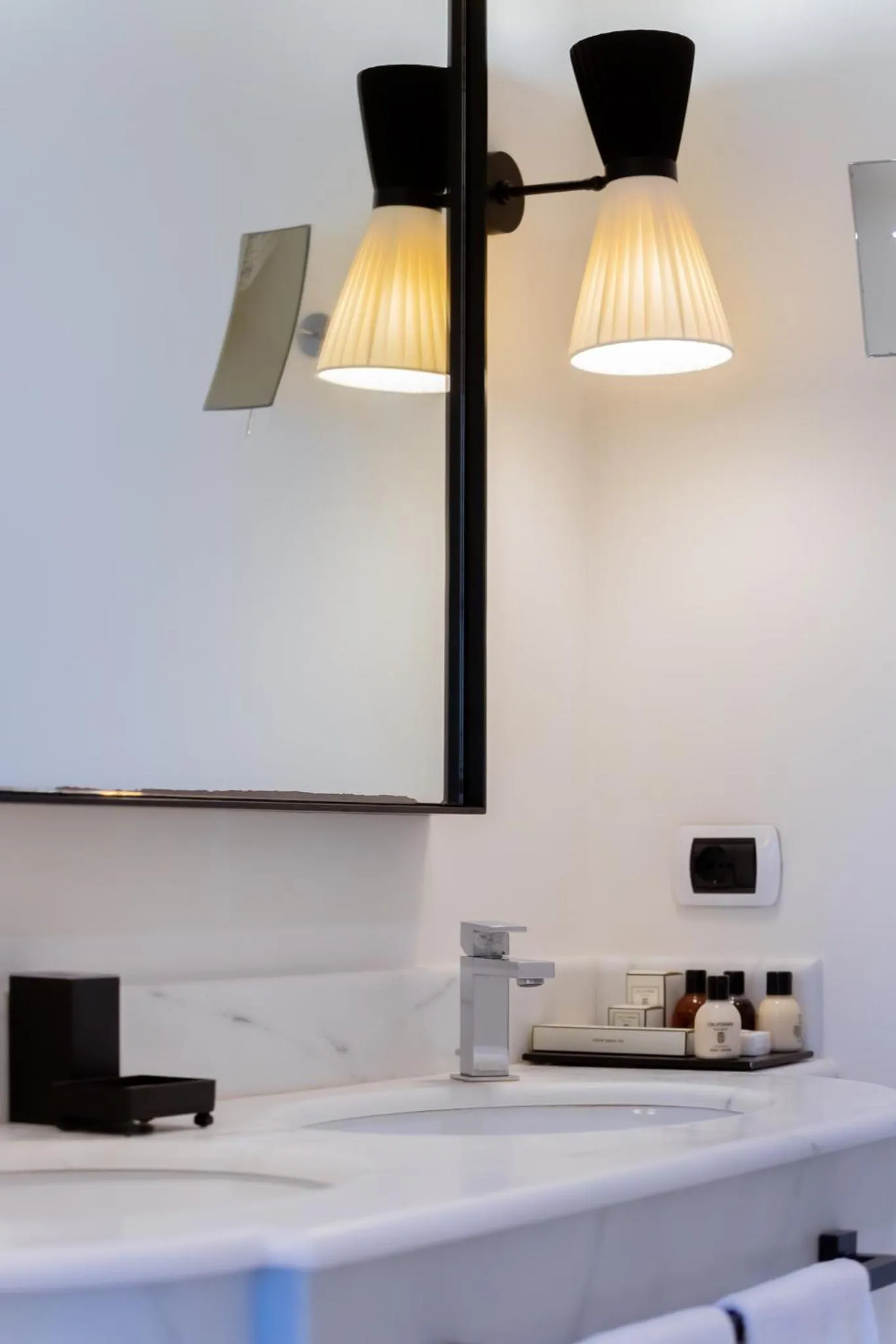 Bathroom, Bed in California Park Hotel