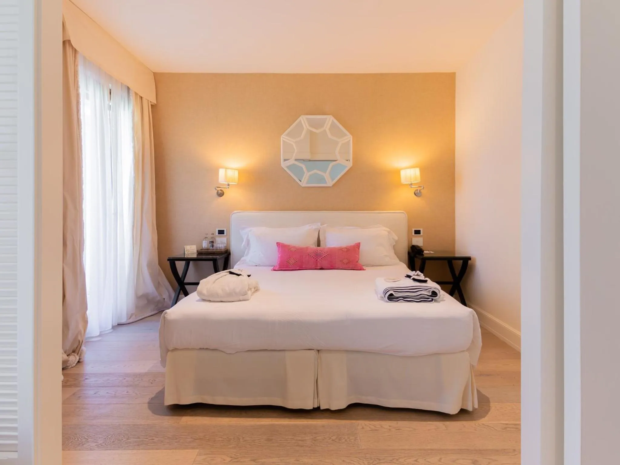 Photo of the whole room, Bed in California Park Hotel