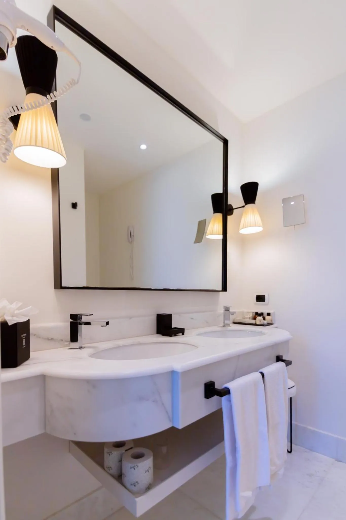 Bathroom in California Park Hotel