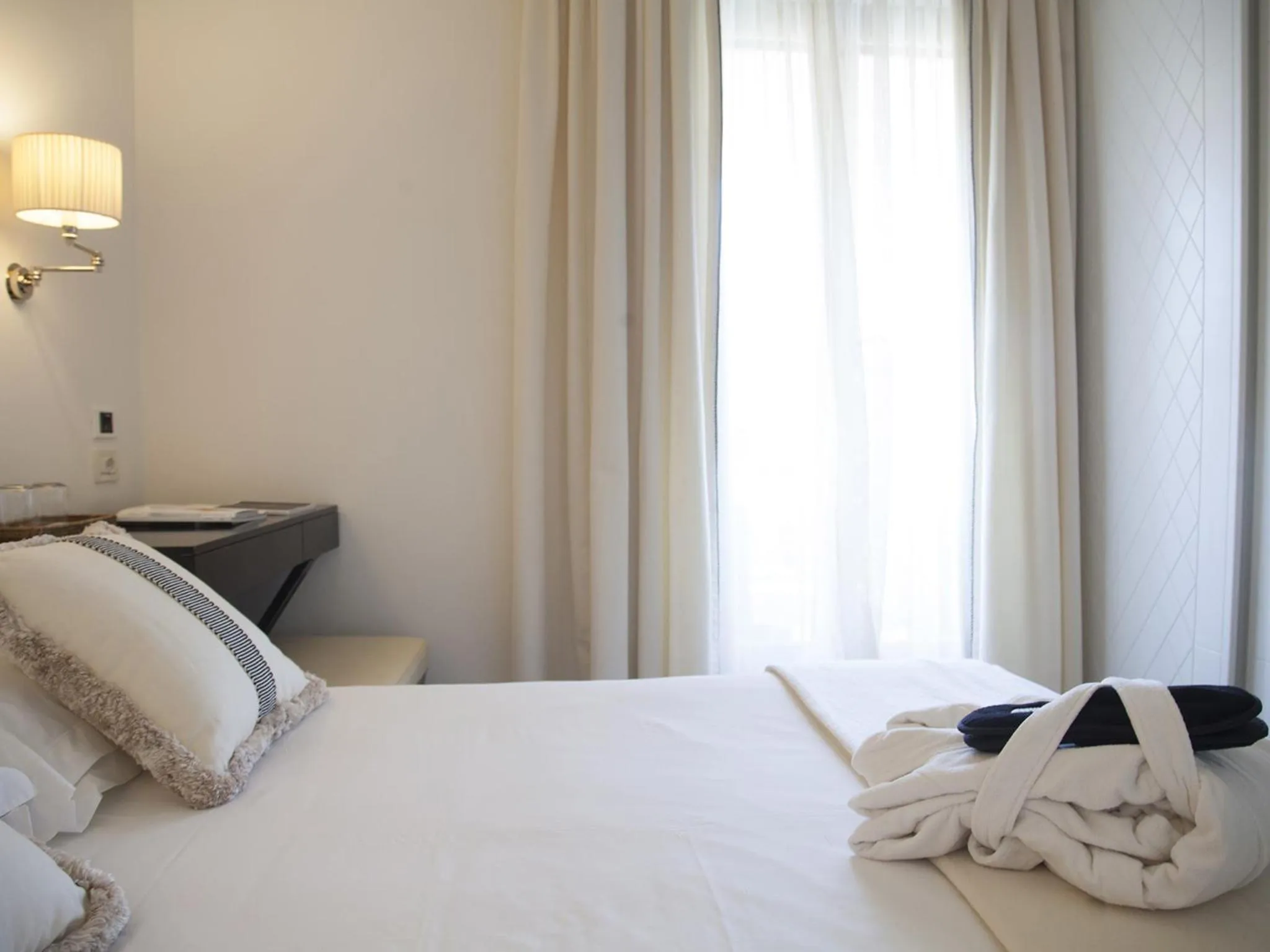 Bed in California Park Hotel