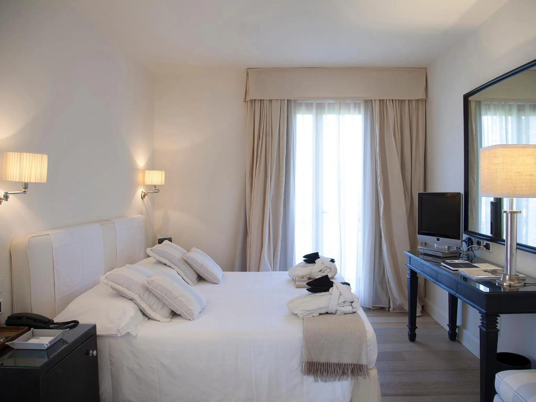 Bed in California Park Hotel