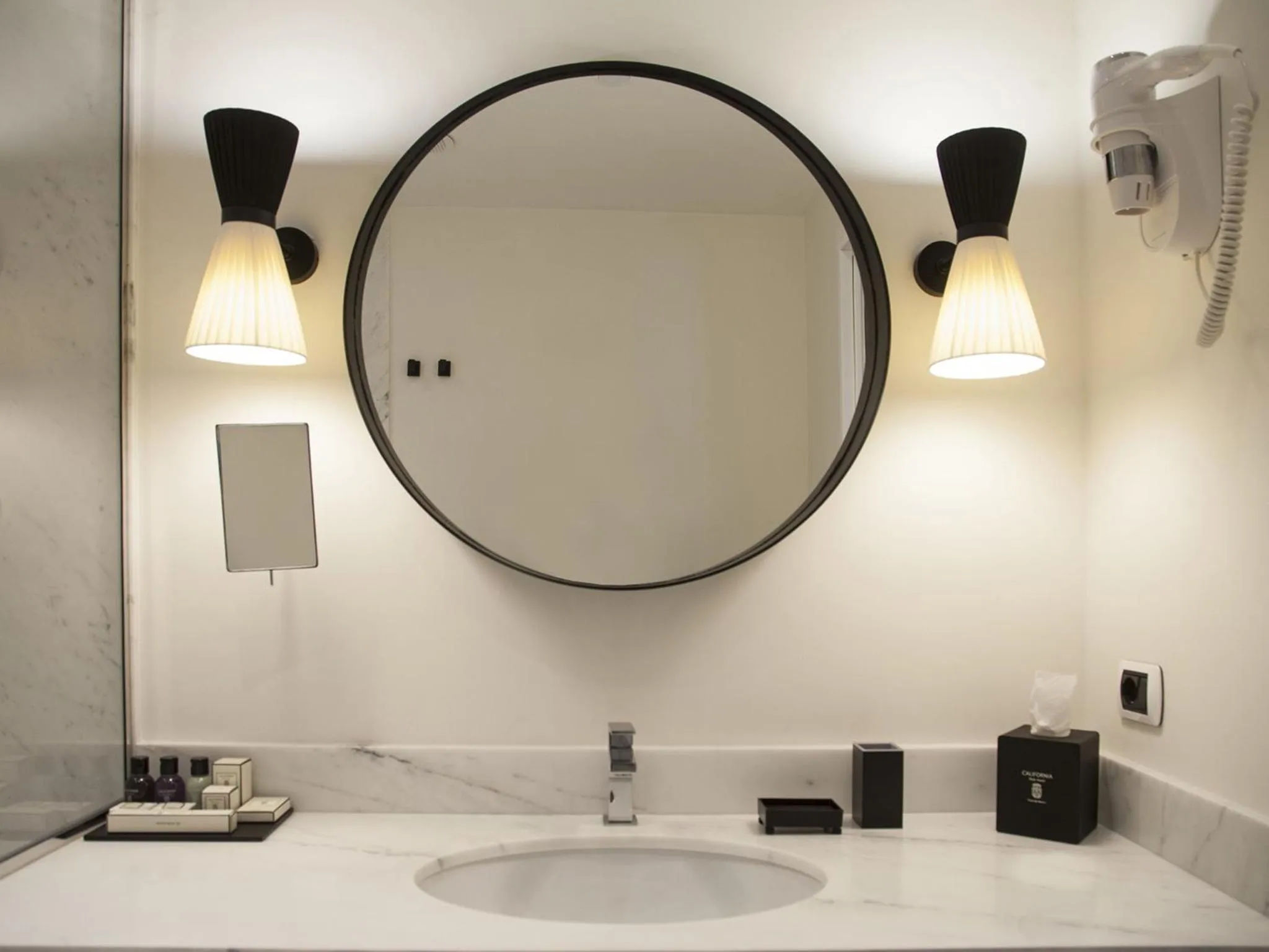 Bathroom in California Park Hotel