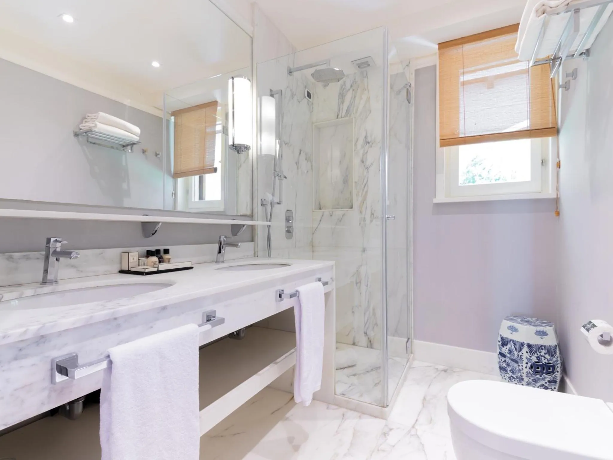 Bathroom in California Park Hotel