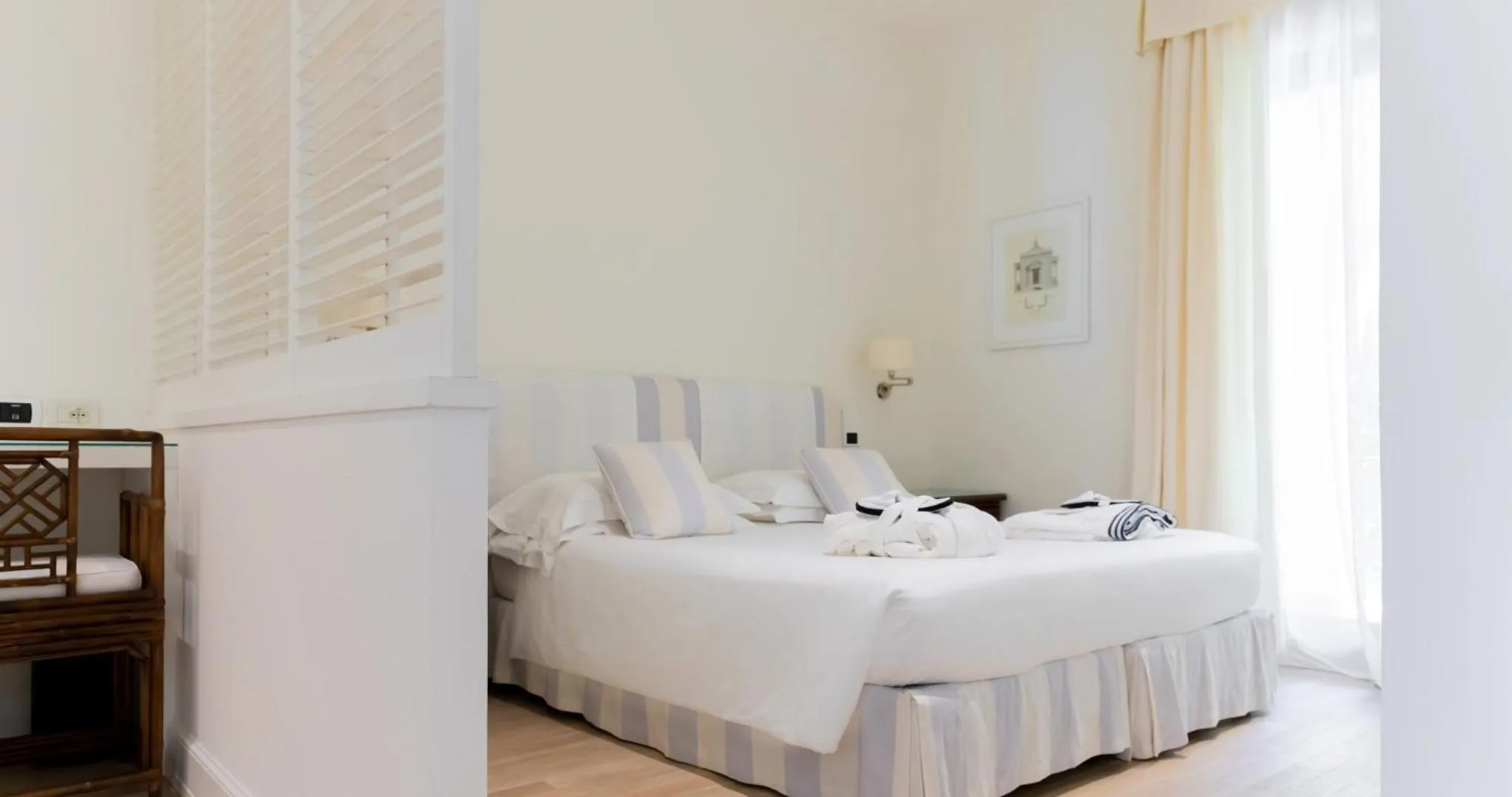 Photo of the whole room, Bed in California Park Hotel