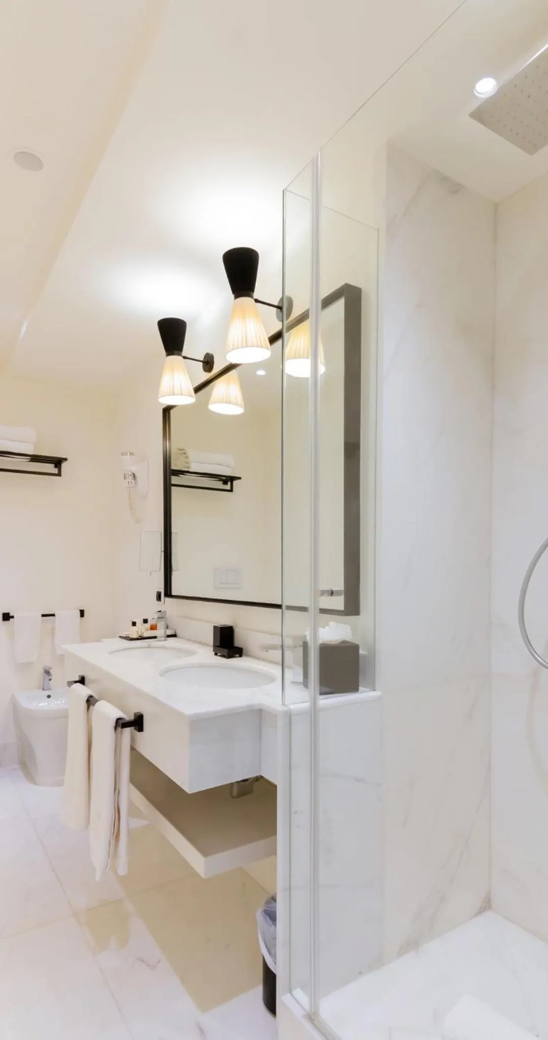 Bathroom in California Park Hotel