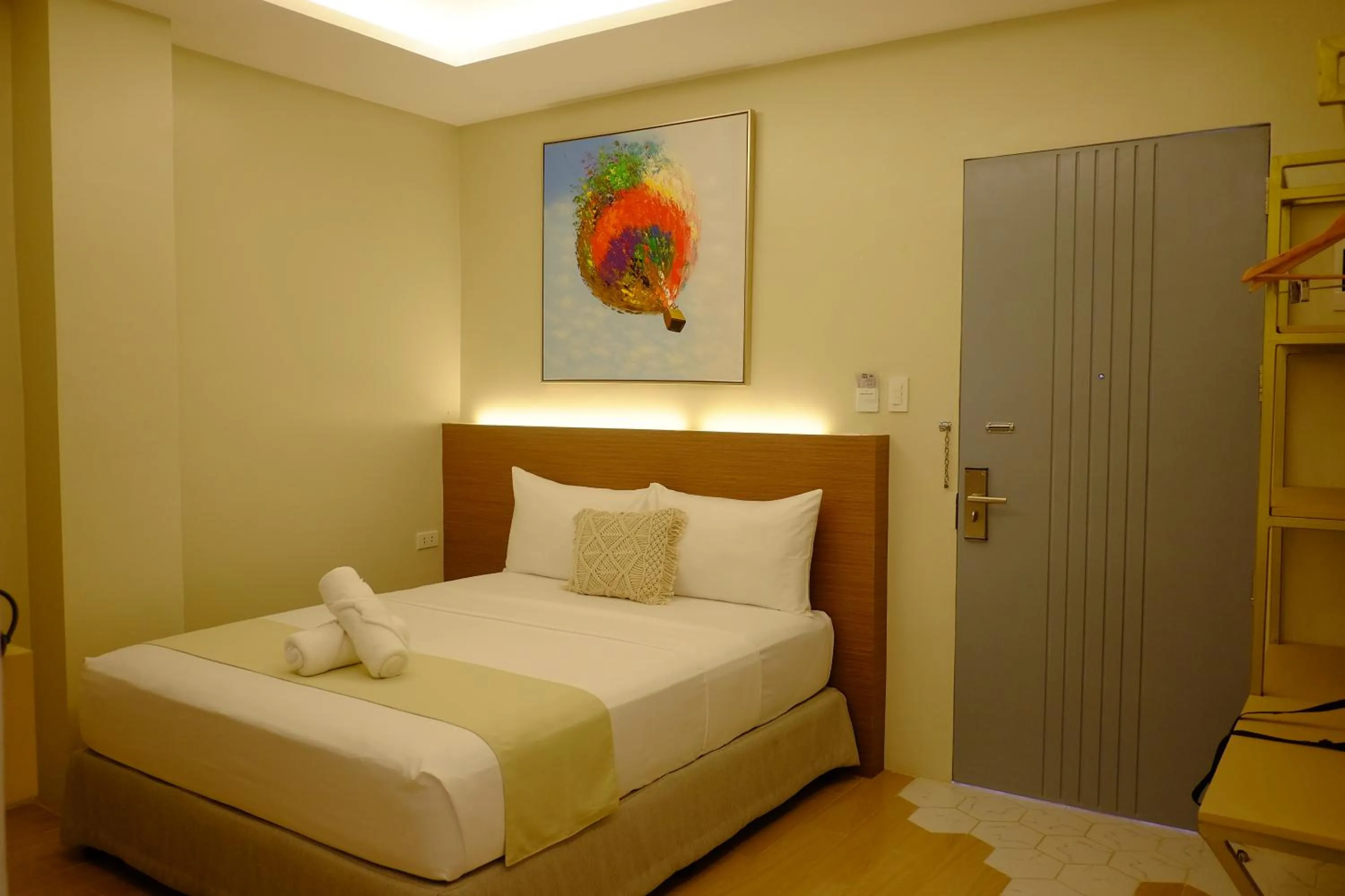 Bed in Hotel Simone Kalibo