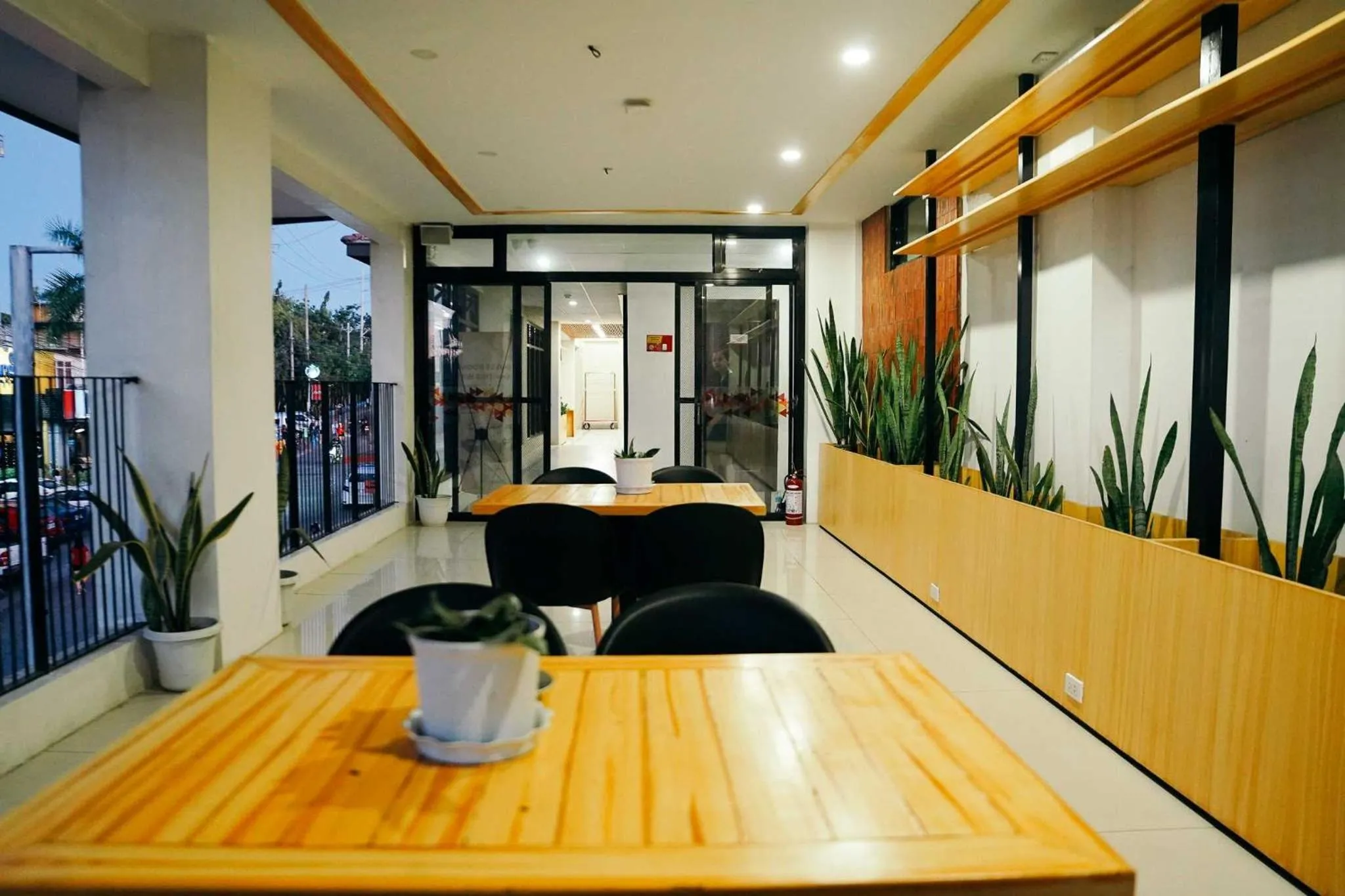 Seating area in Travelbee Airport Inn