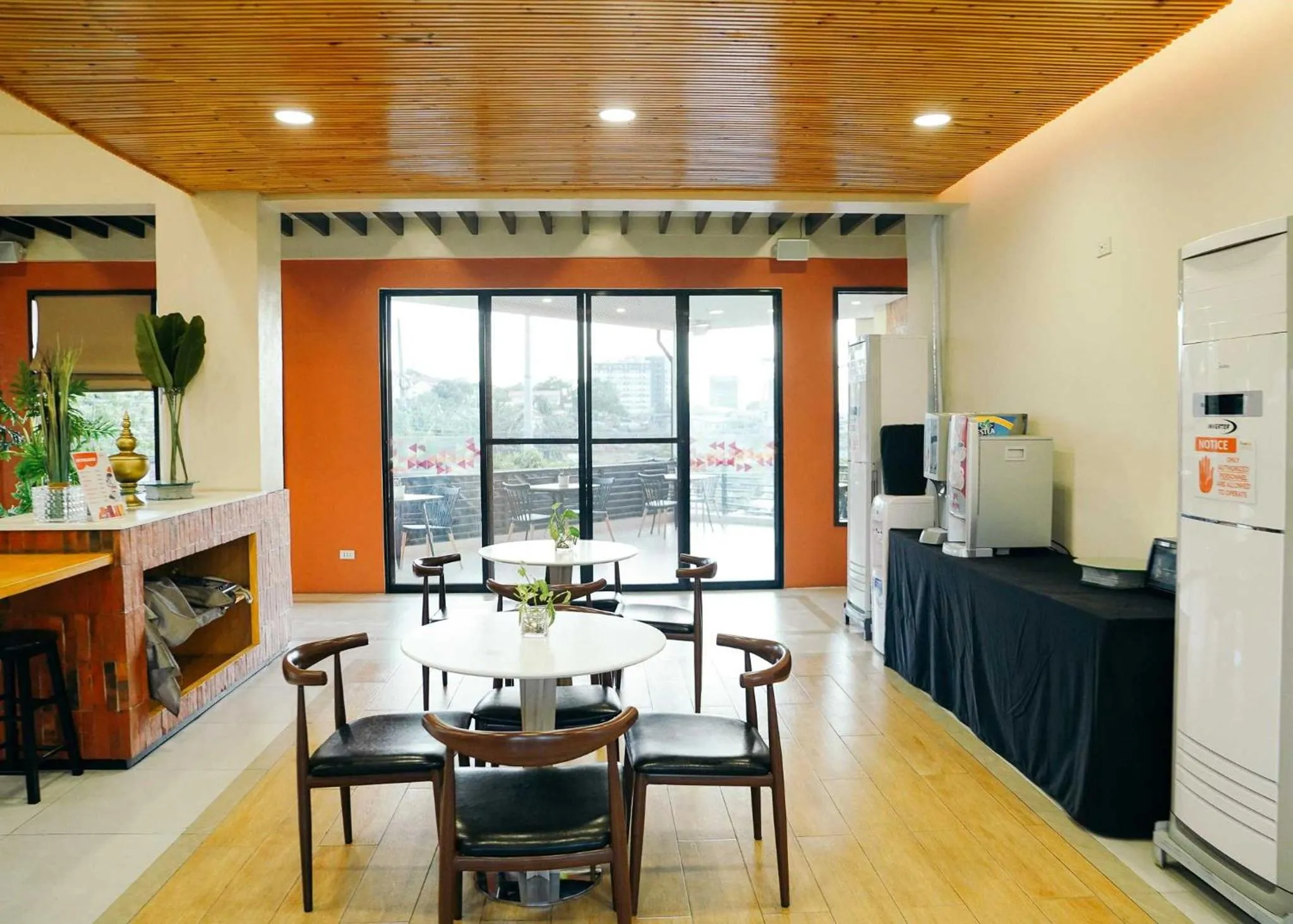 Dining area in Travelbee Airport Inn