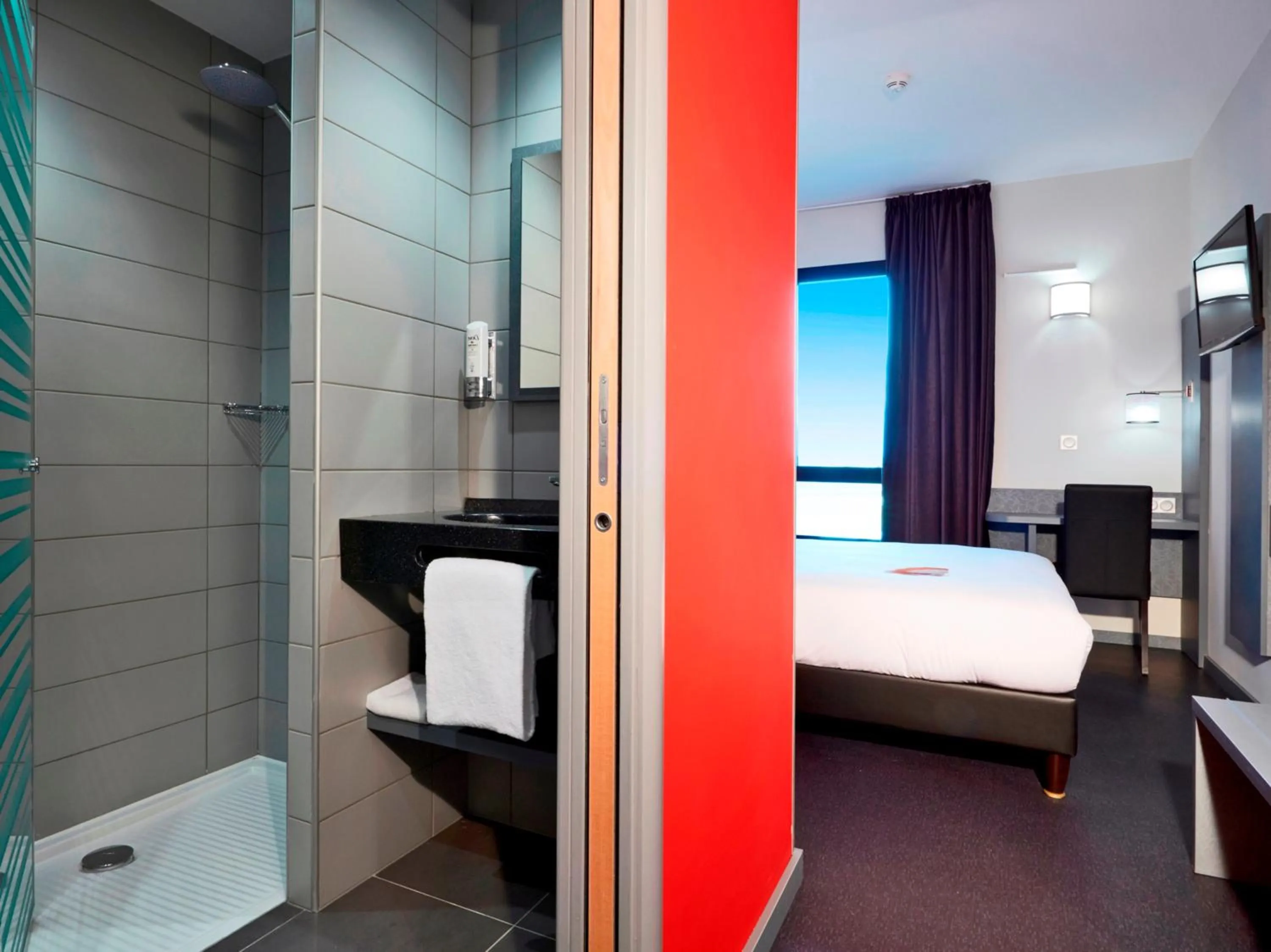 Bathroom, Room Photo in Première Classe Lyon - Saint Priest Eurexpo