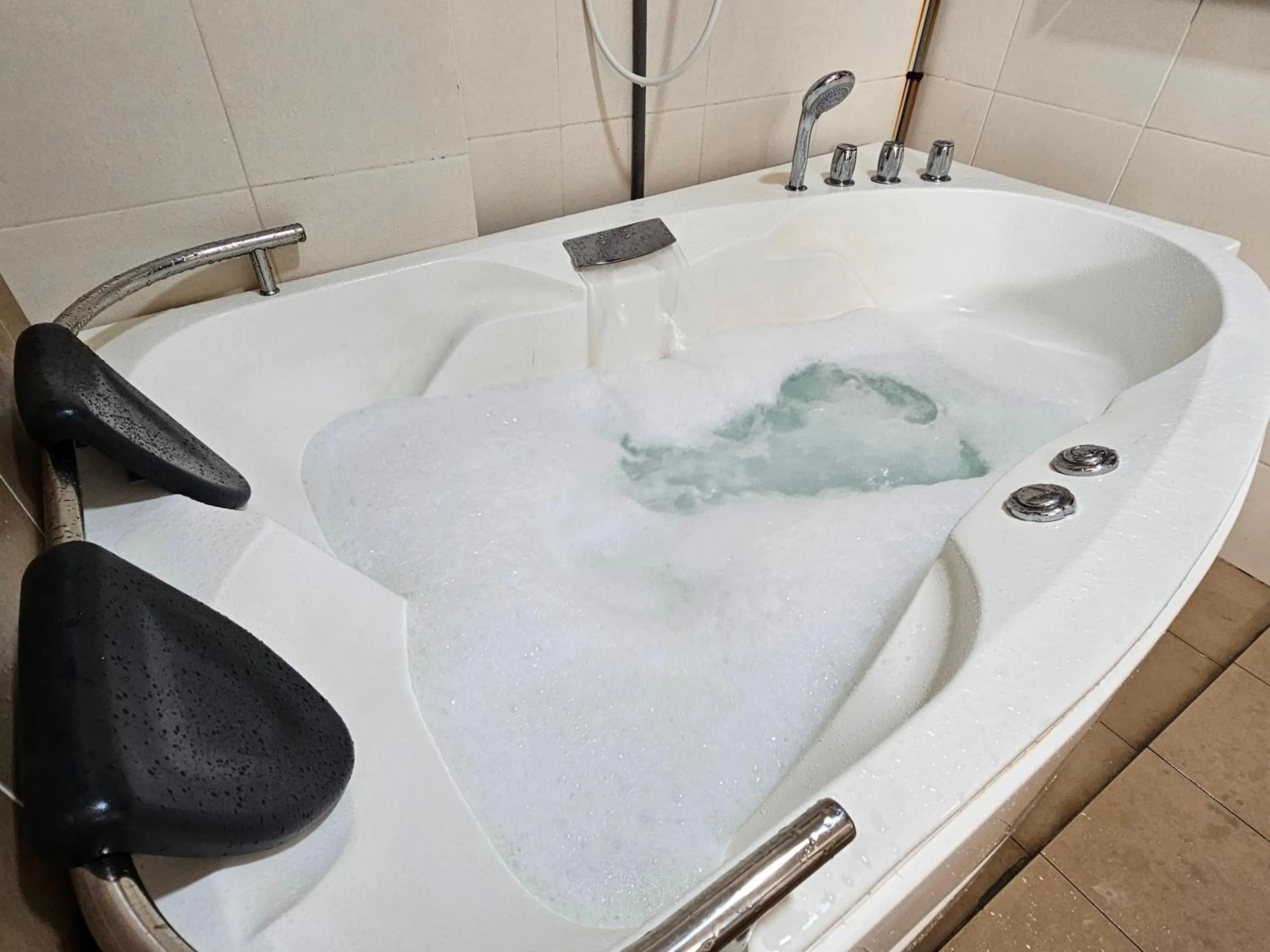 Hot Tub in BY LG Water Themepark Suites Melaka By GGM