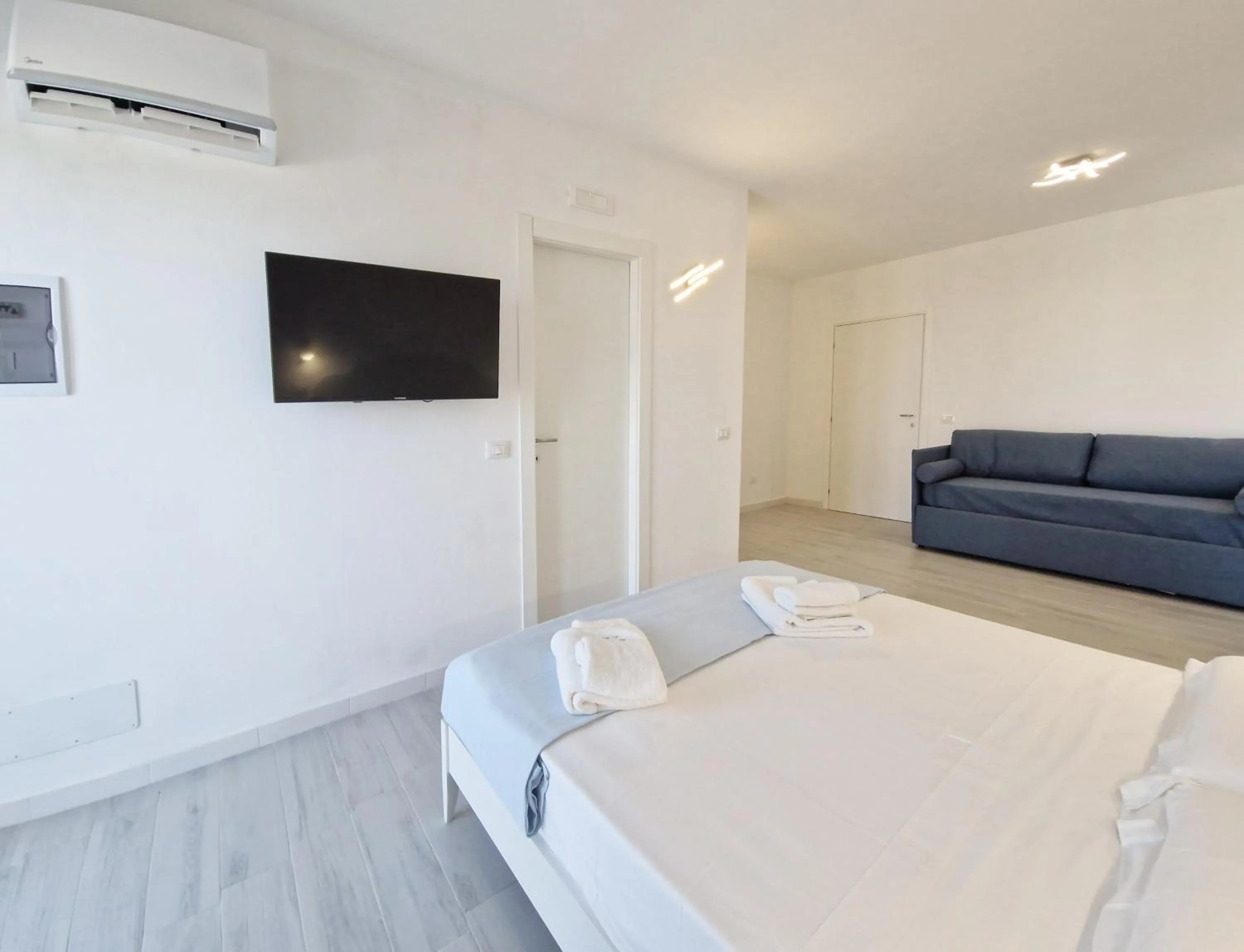 Bed in Perla Blu Tropea