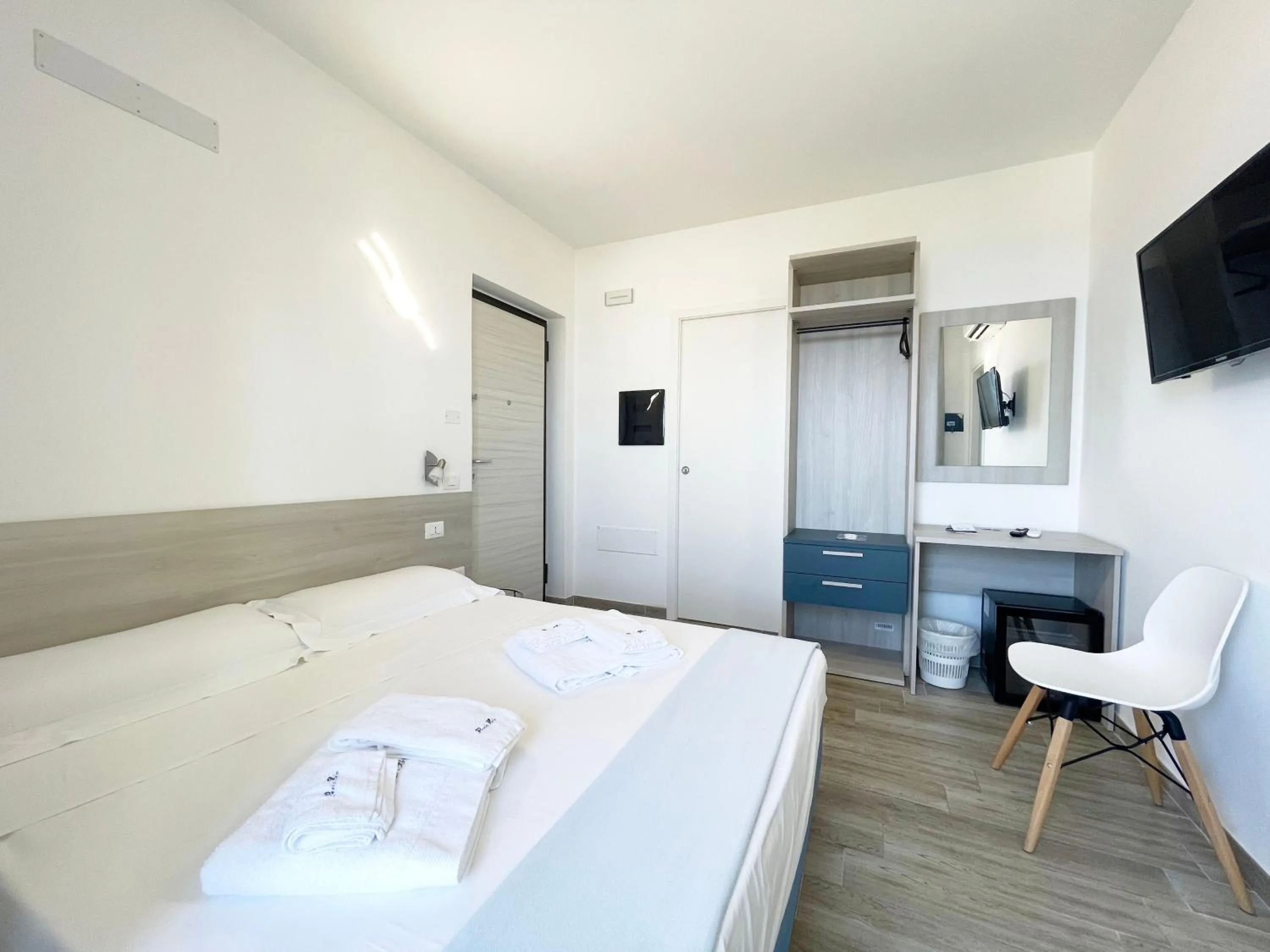 Bedroom, Bed in Perla Blu Tropea