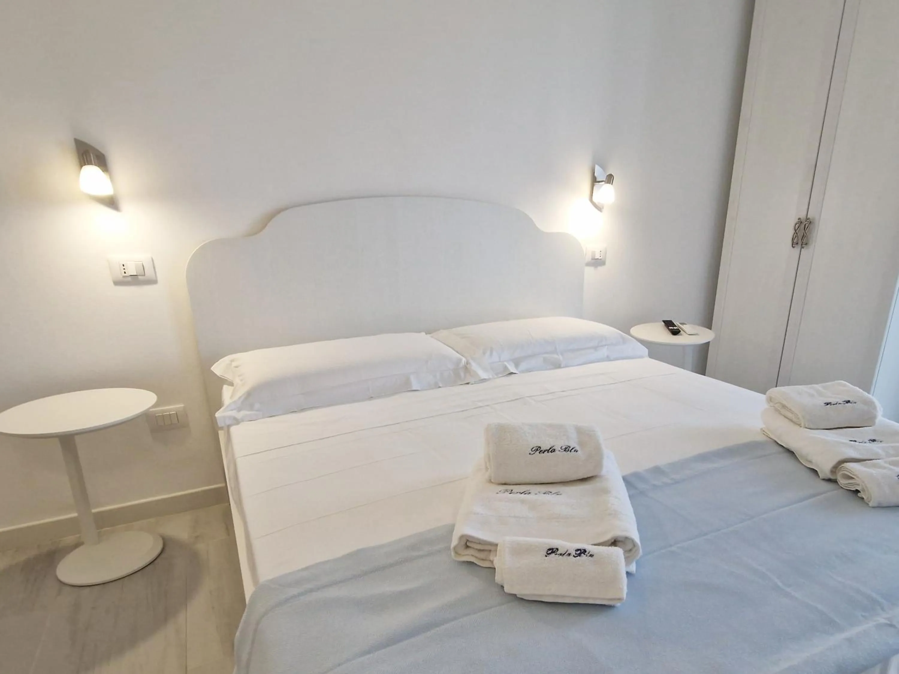 Bed in Perla Blu Tropea