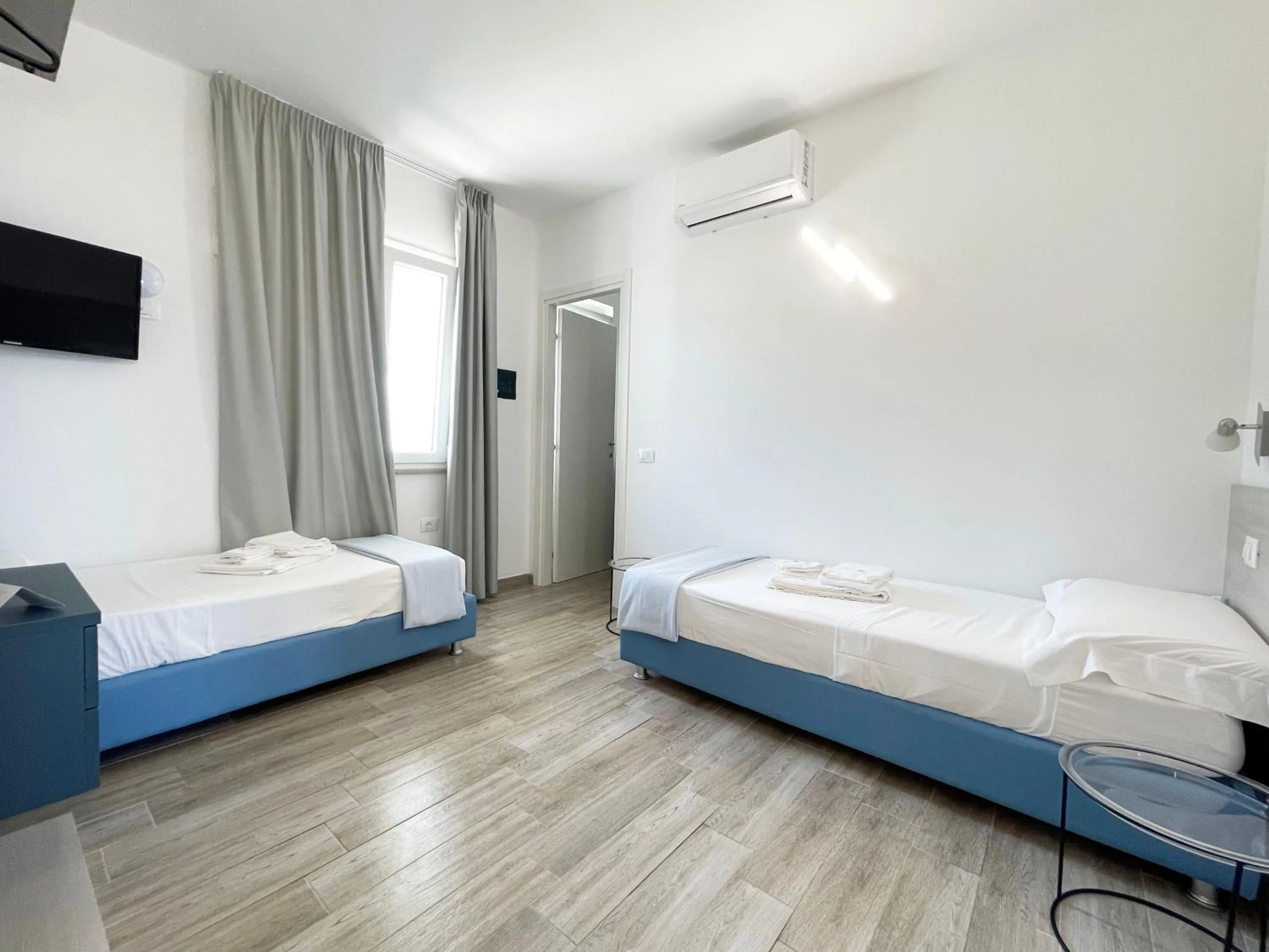 Bed in Perla Blu Tropea