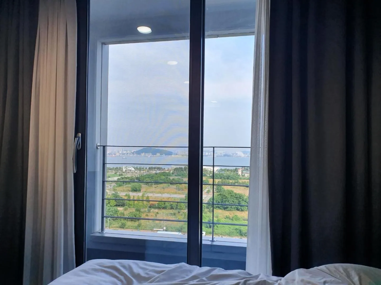 View (from property/room), Bed in Incheon Rivieraverium Hotel