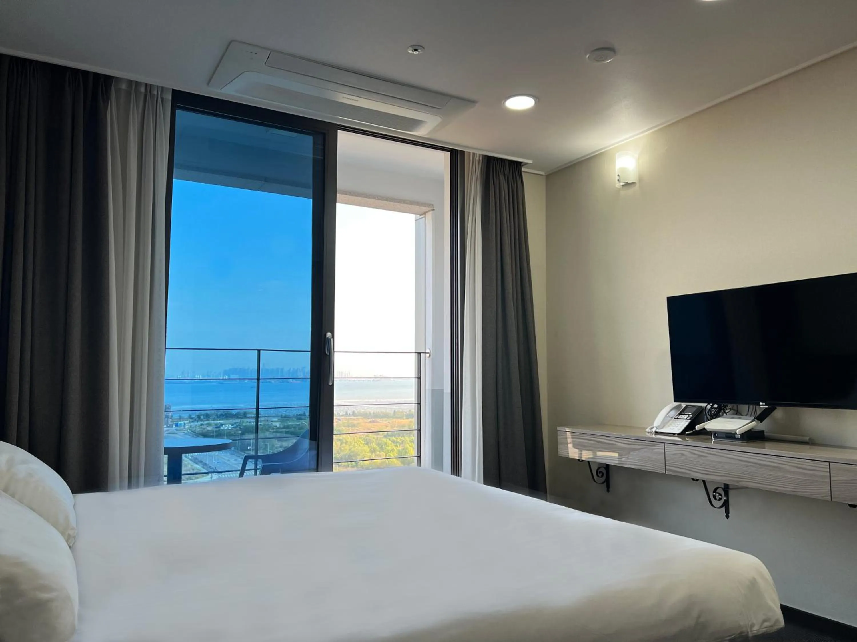 Sea view, Bed in Incheon Rivieraverium Hotel