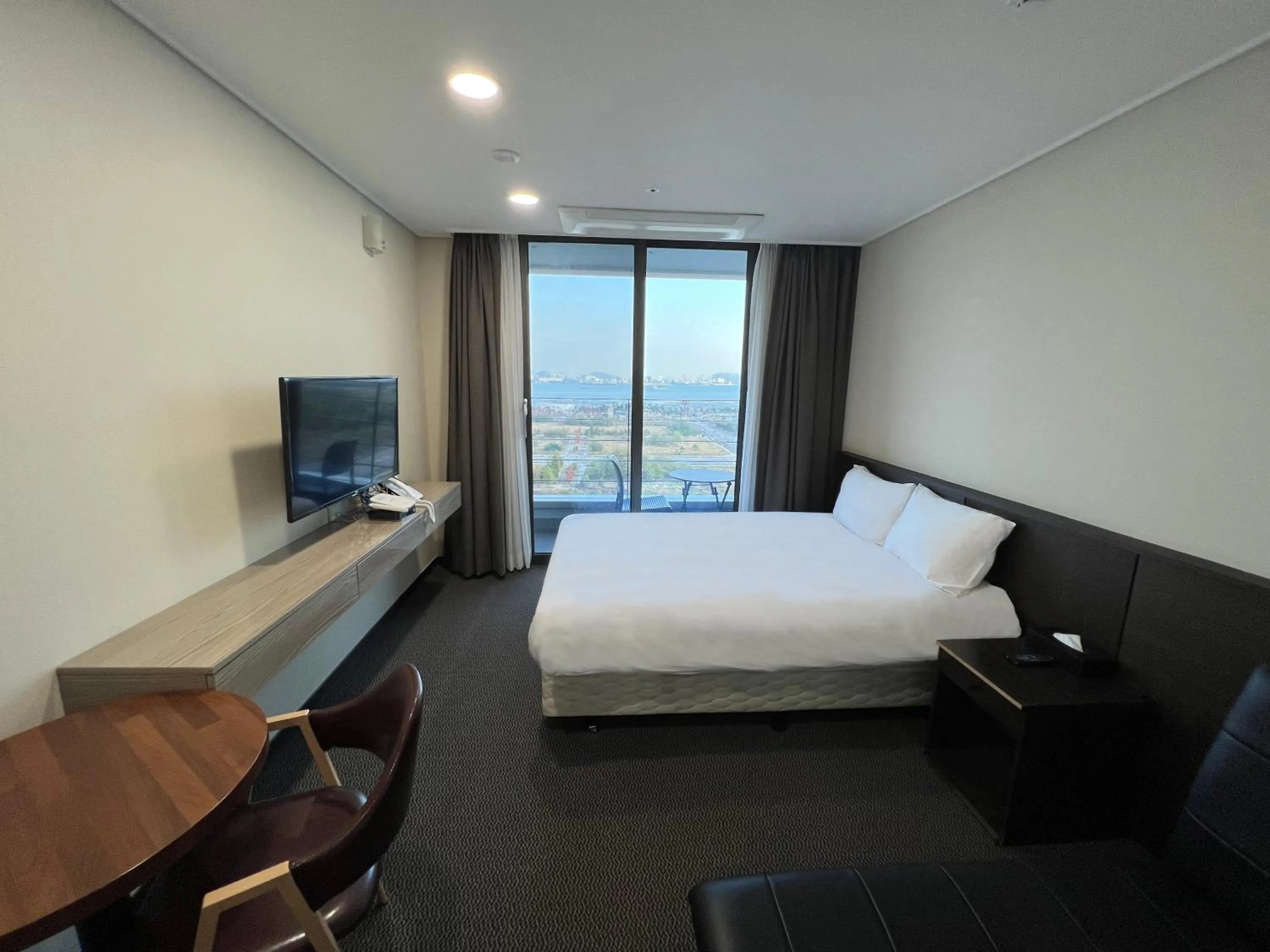 View (from property/room), Bed in Incheon Rivieraverium Hotel
