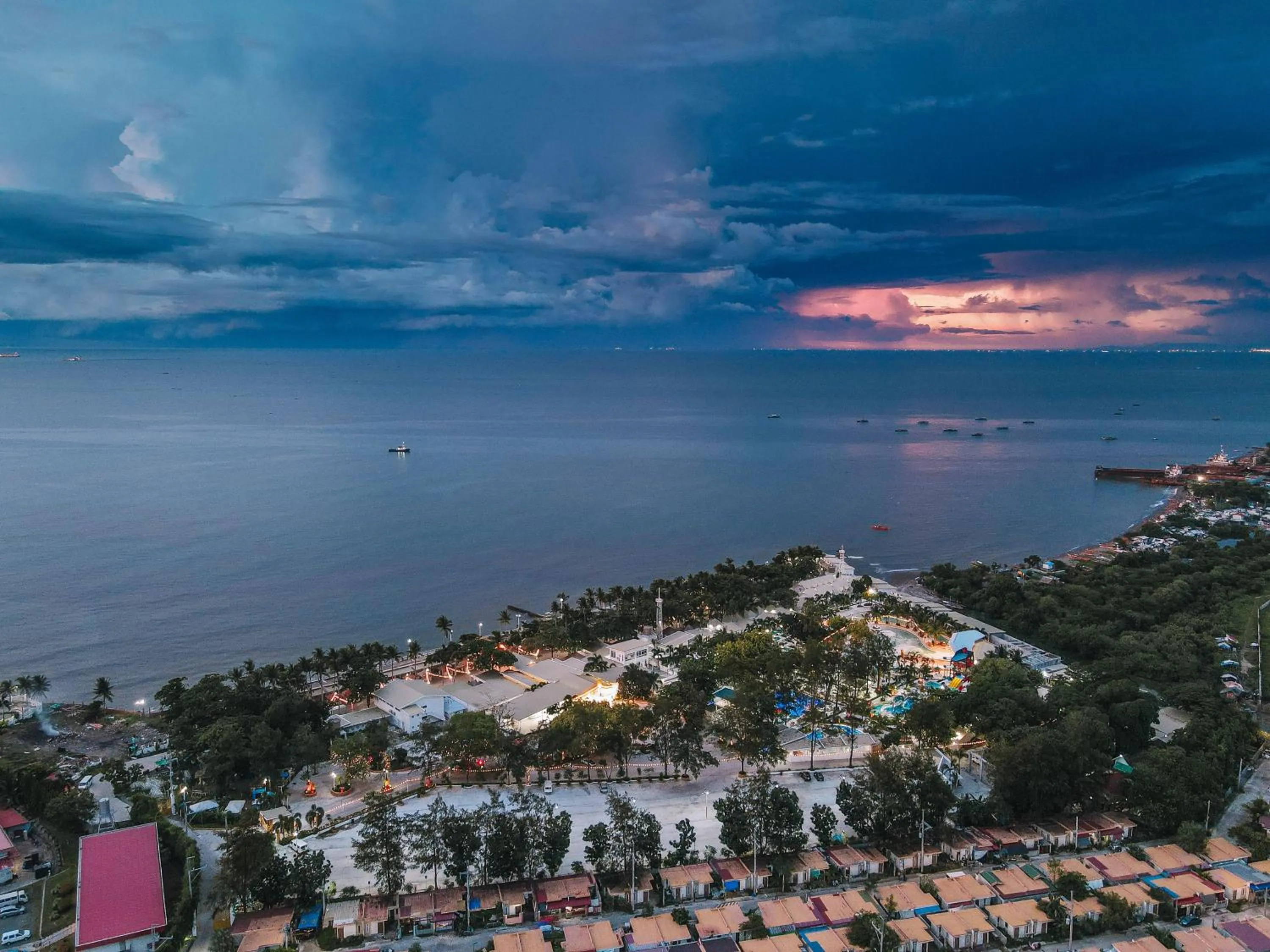 Villa Excellance Beach and Wave Pool Resort