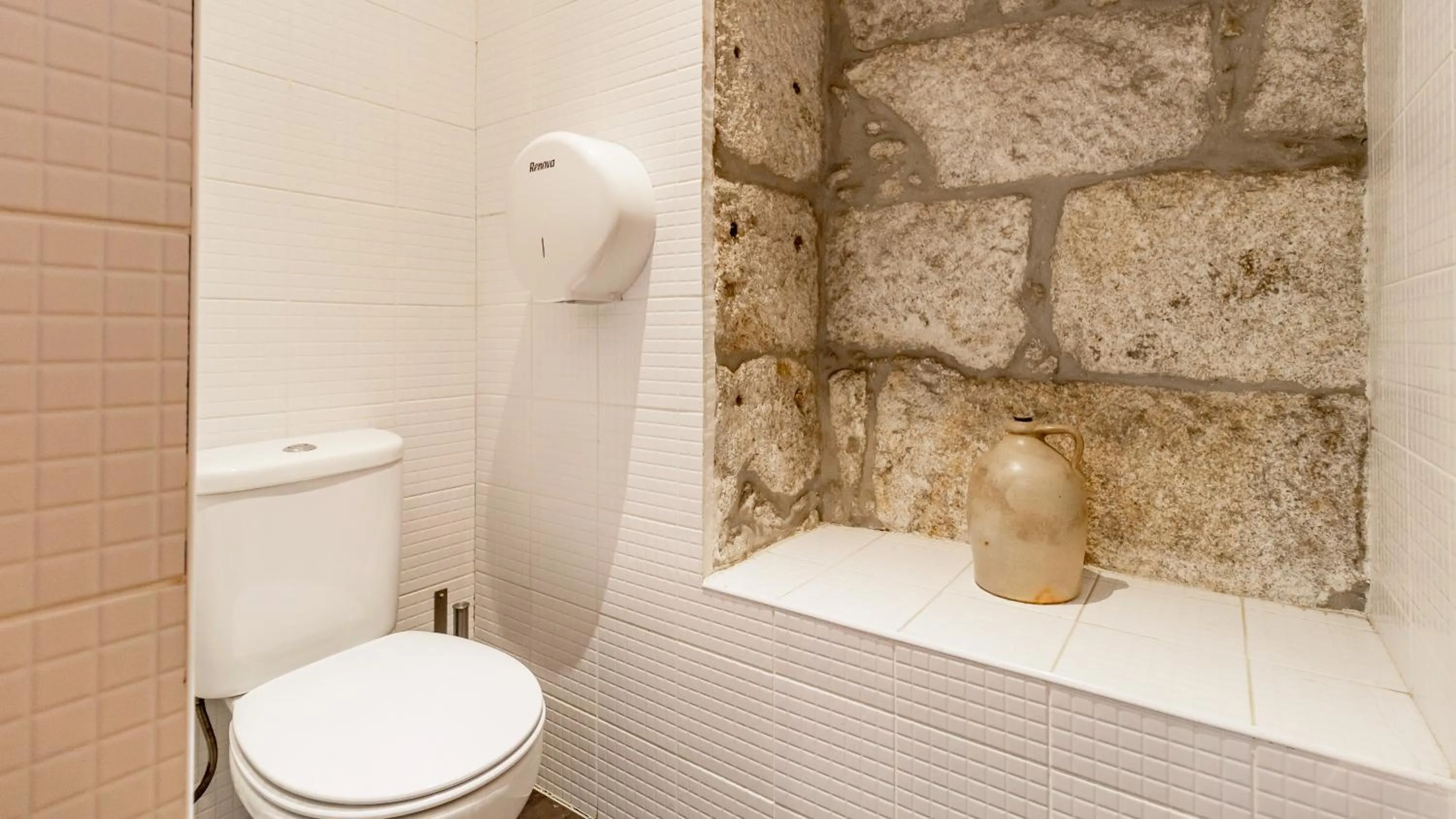 Toilet in Invictus Hostel