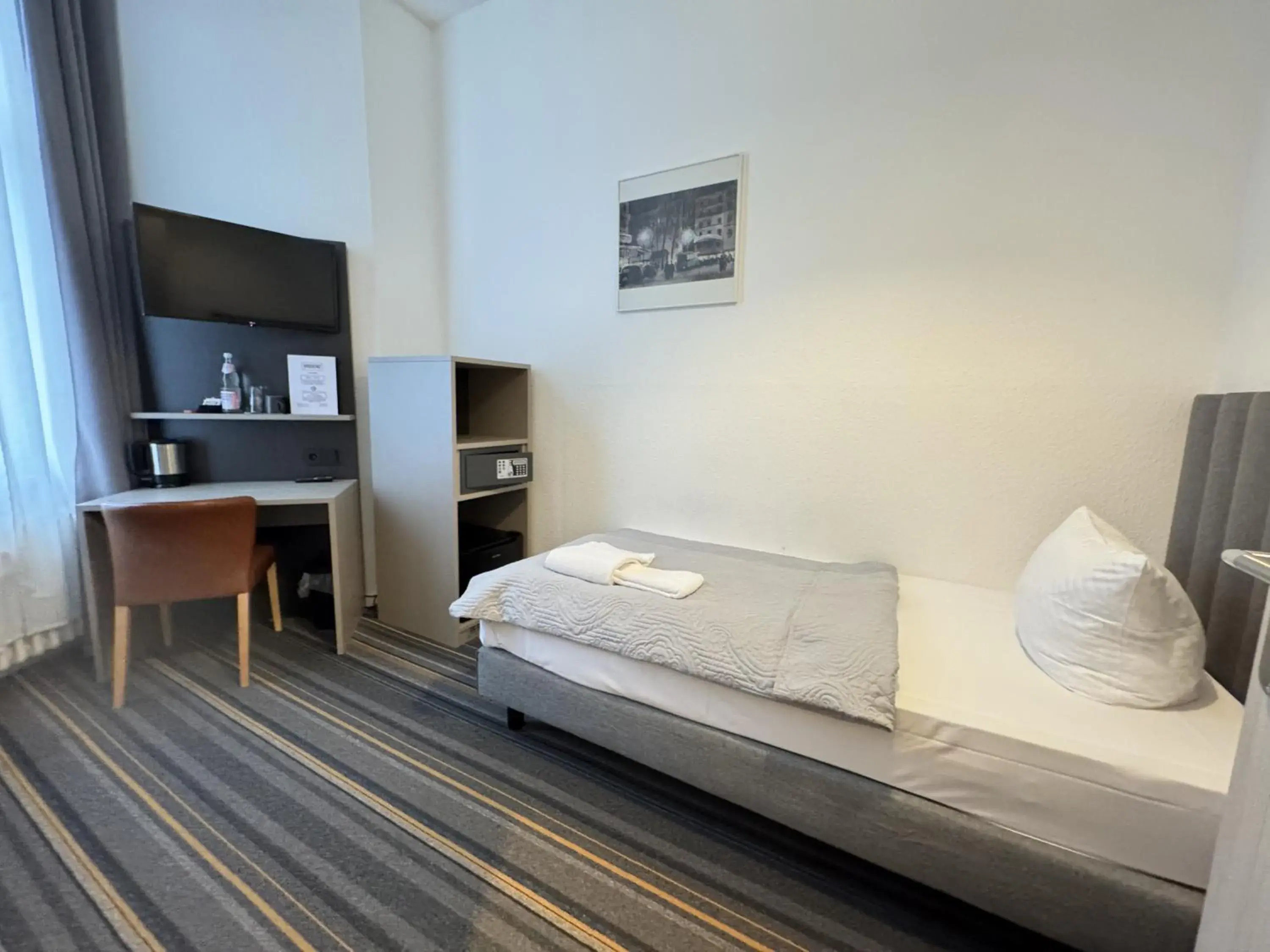 Single Room with Private Bathroom in Hotel Bregenz Single Room with Private Bathroom in Hotel Bregenz