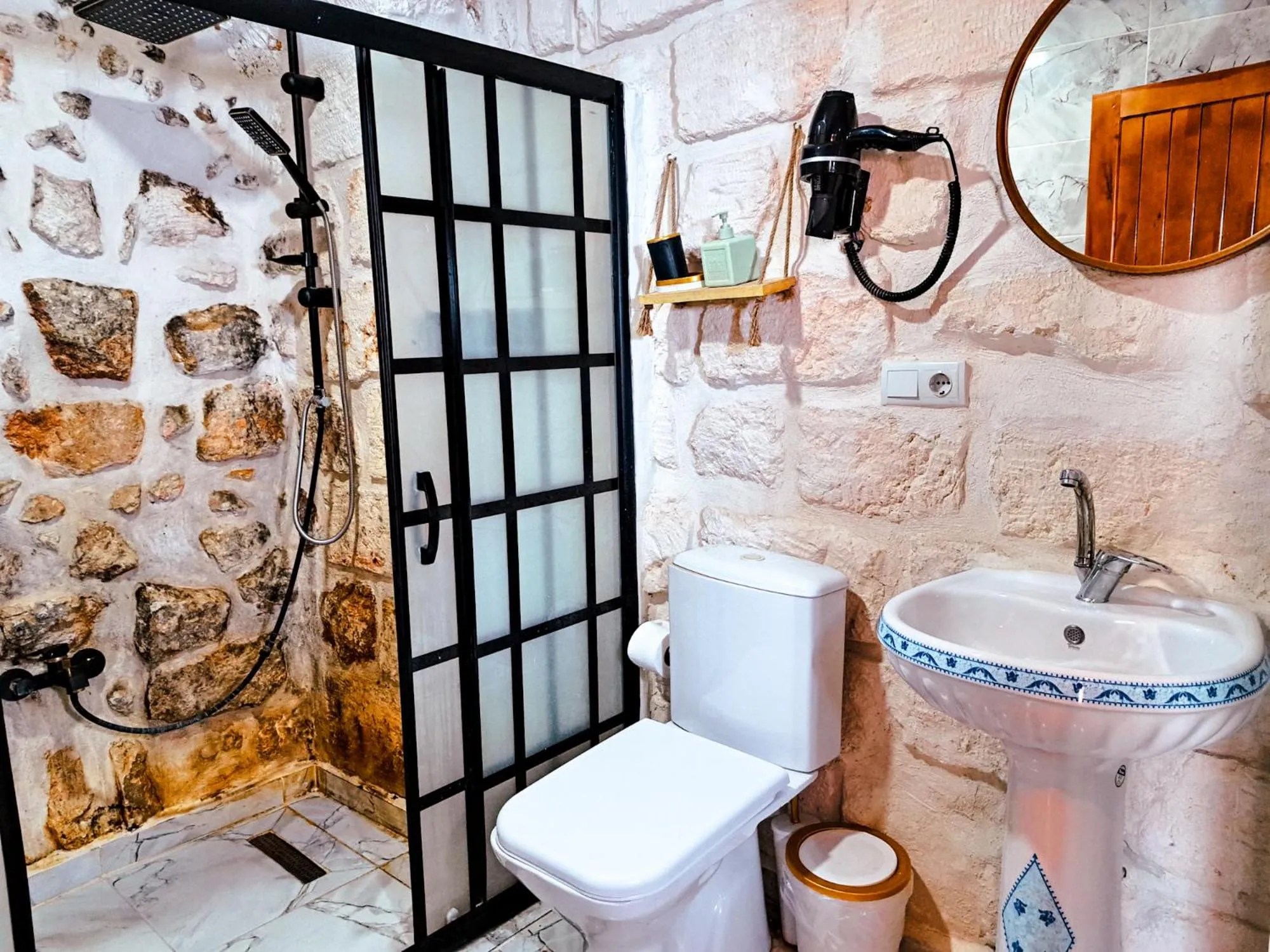 Toilet in Mons Masius Hotel Teras