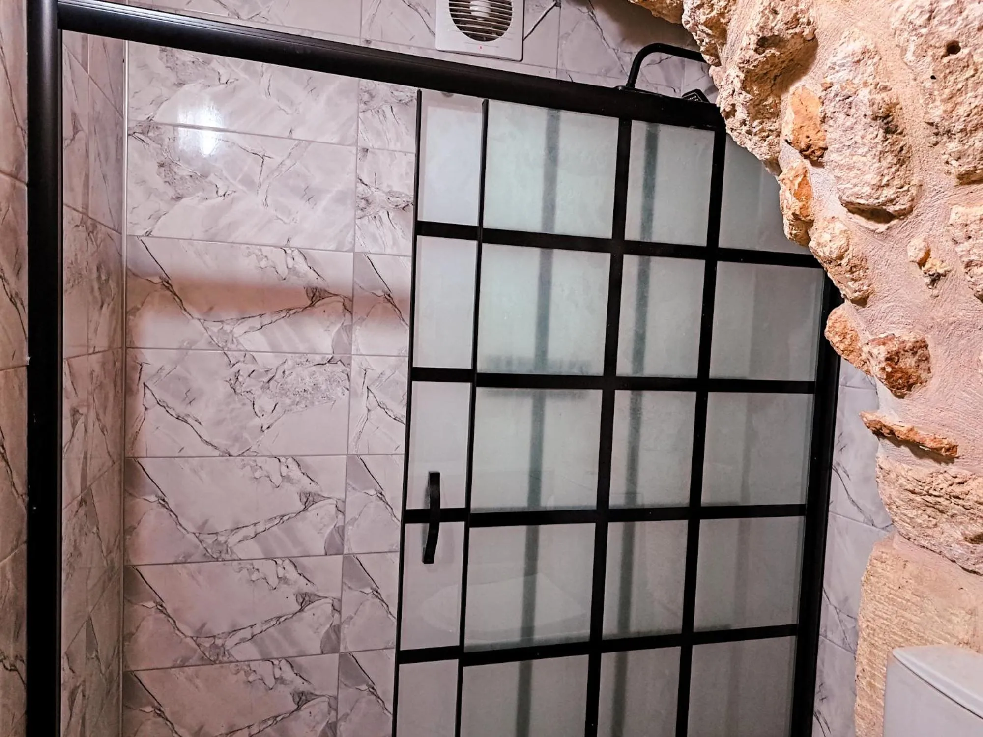 Shower in Mons Masius Hotel Teras