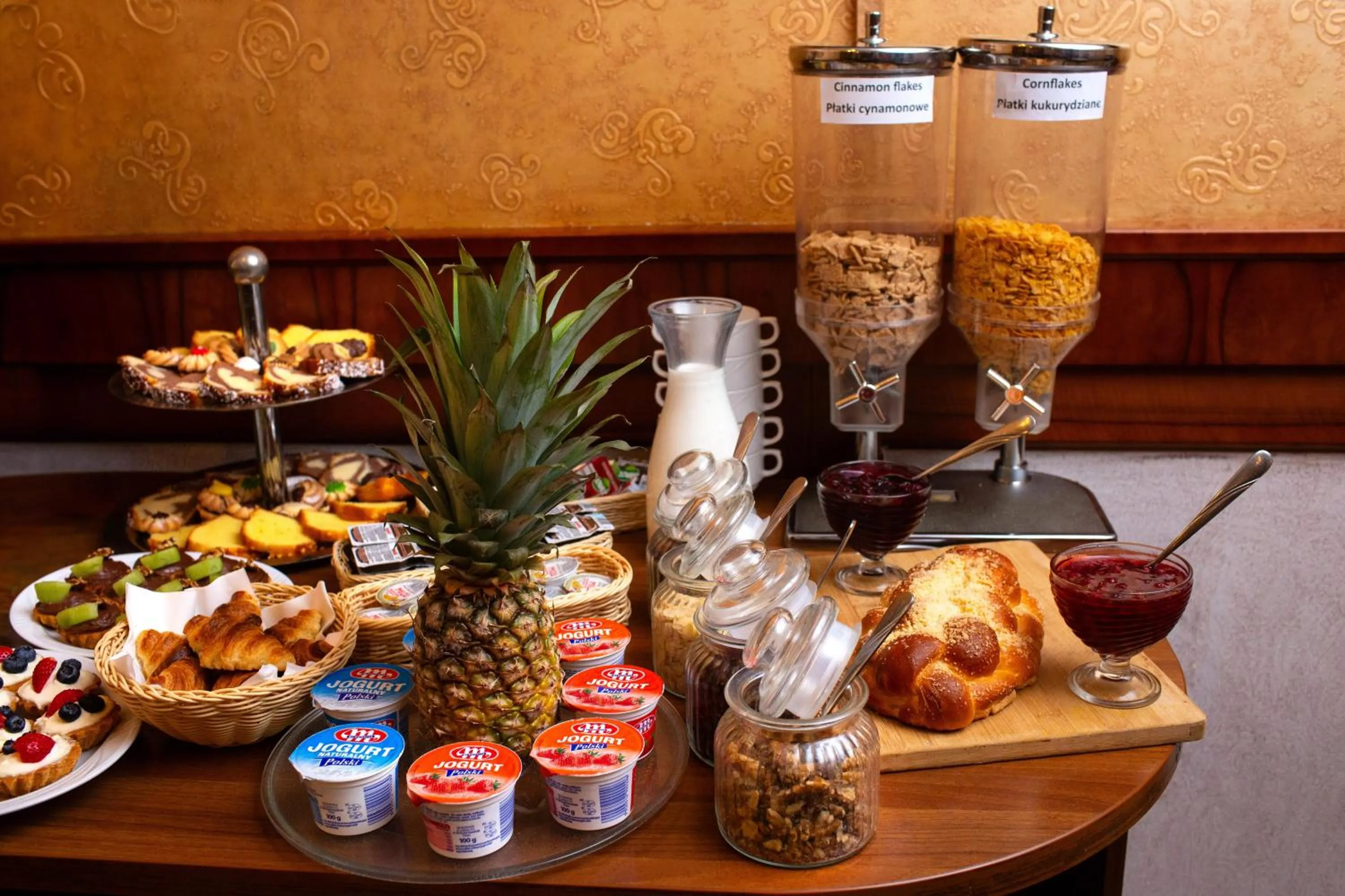 Food and drinks in David Boutique ApartHotel