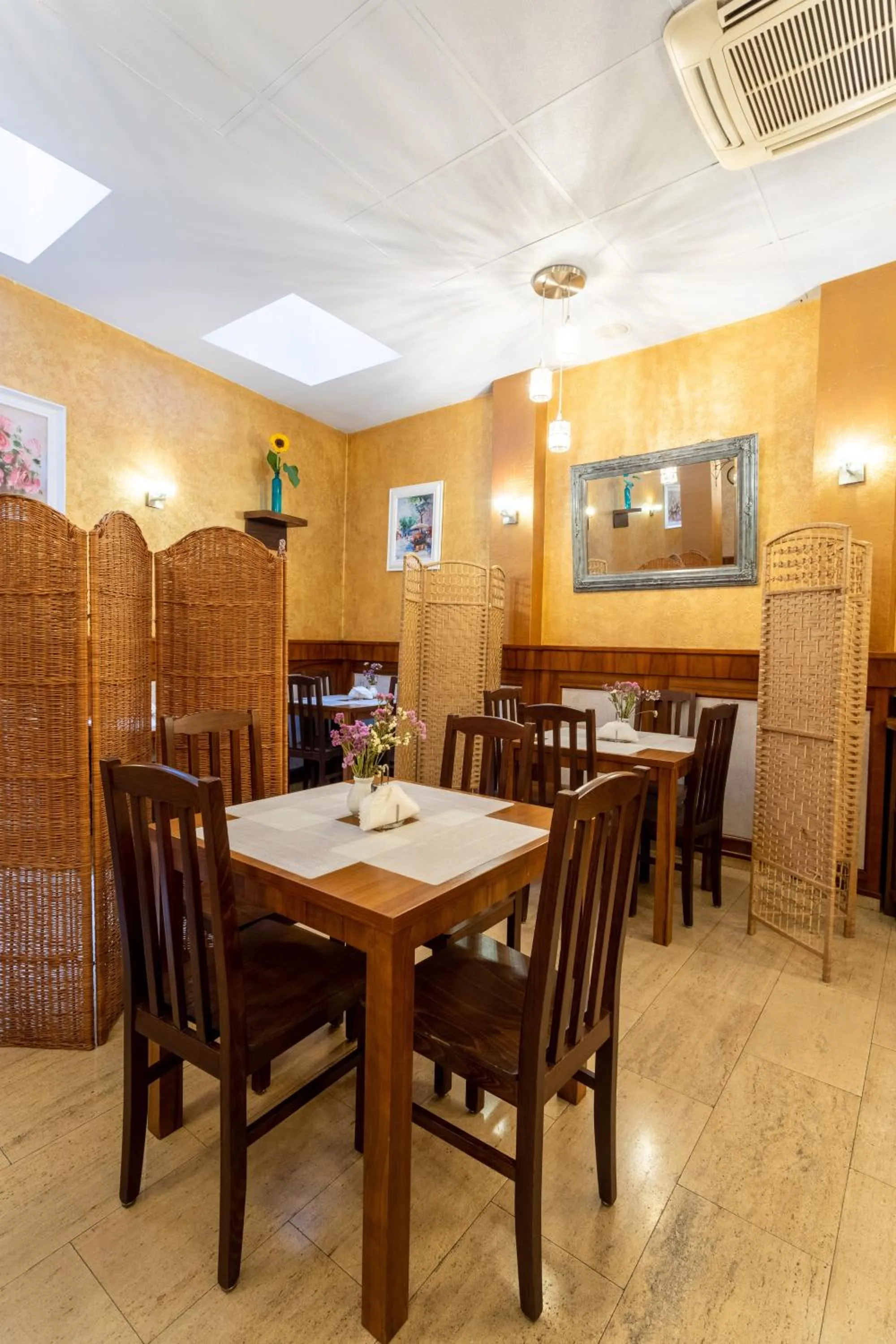 Restaurant/places to eat in David Boutique ApartHotel