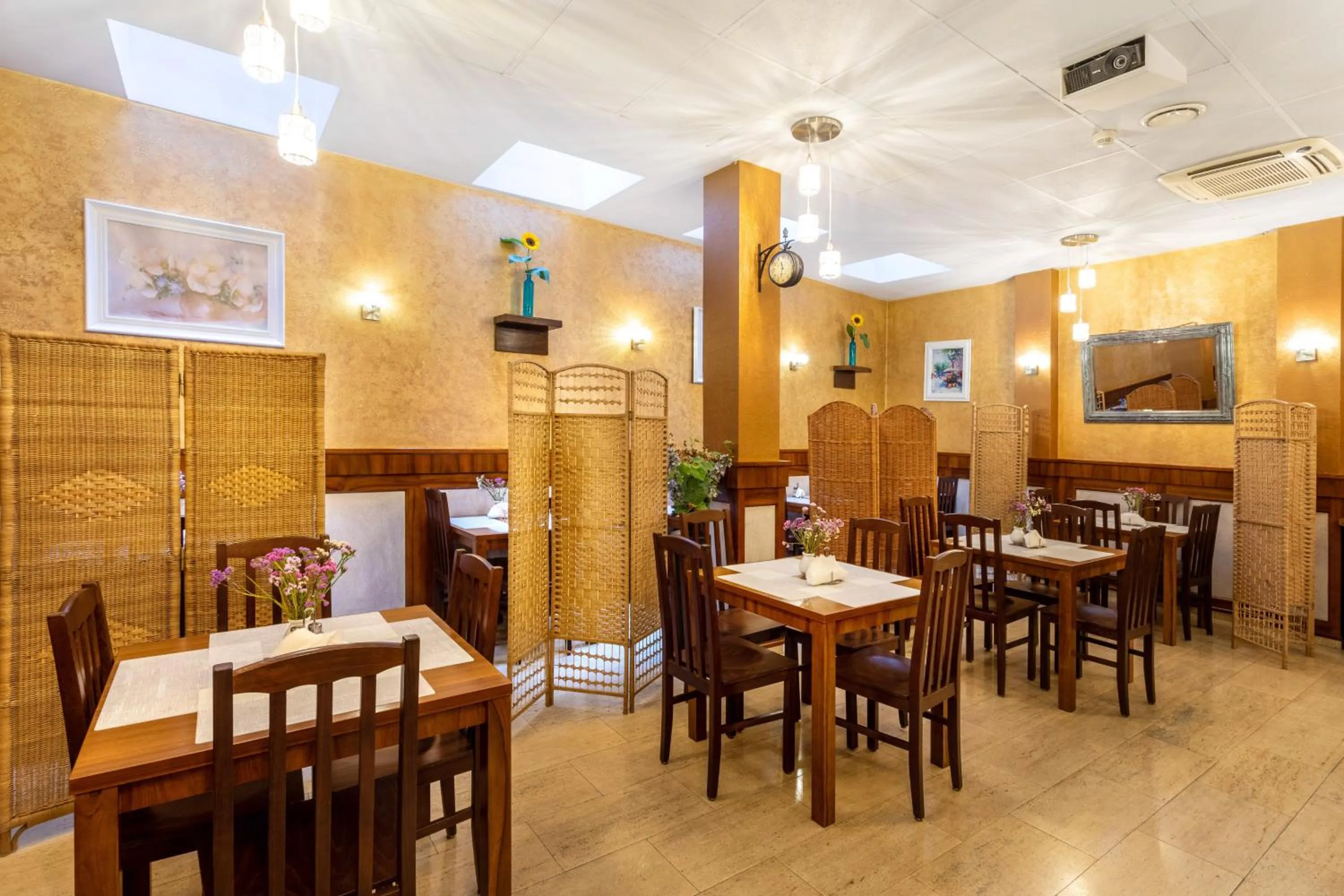 Restaurant/places to eat in David Boutique ApartHotel