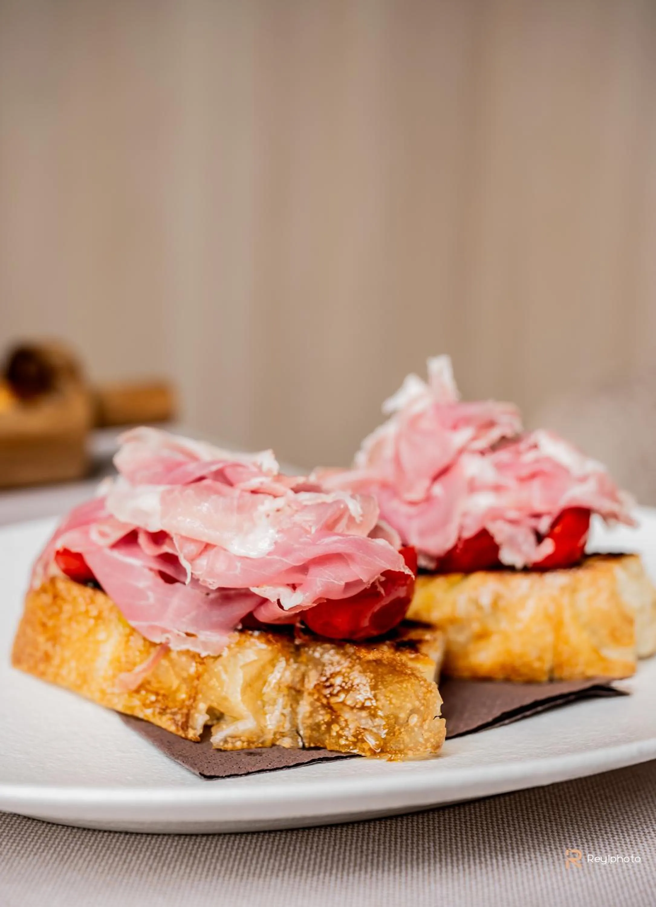 Restaurant/places to eat in Badia Hill