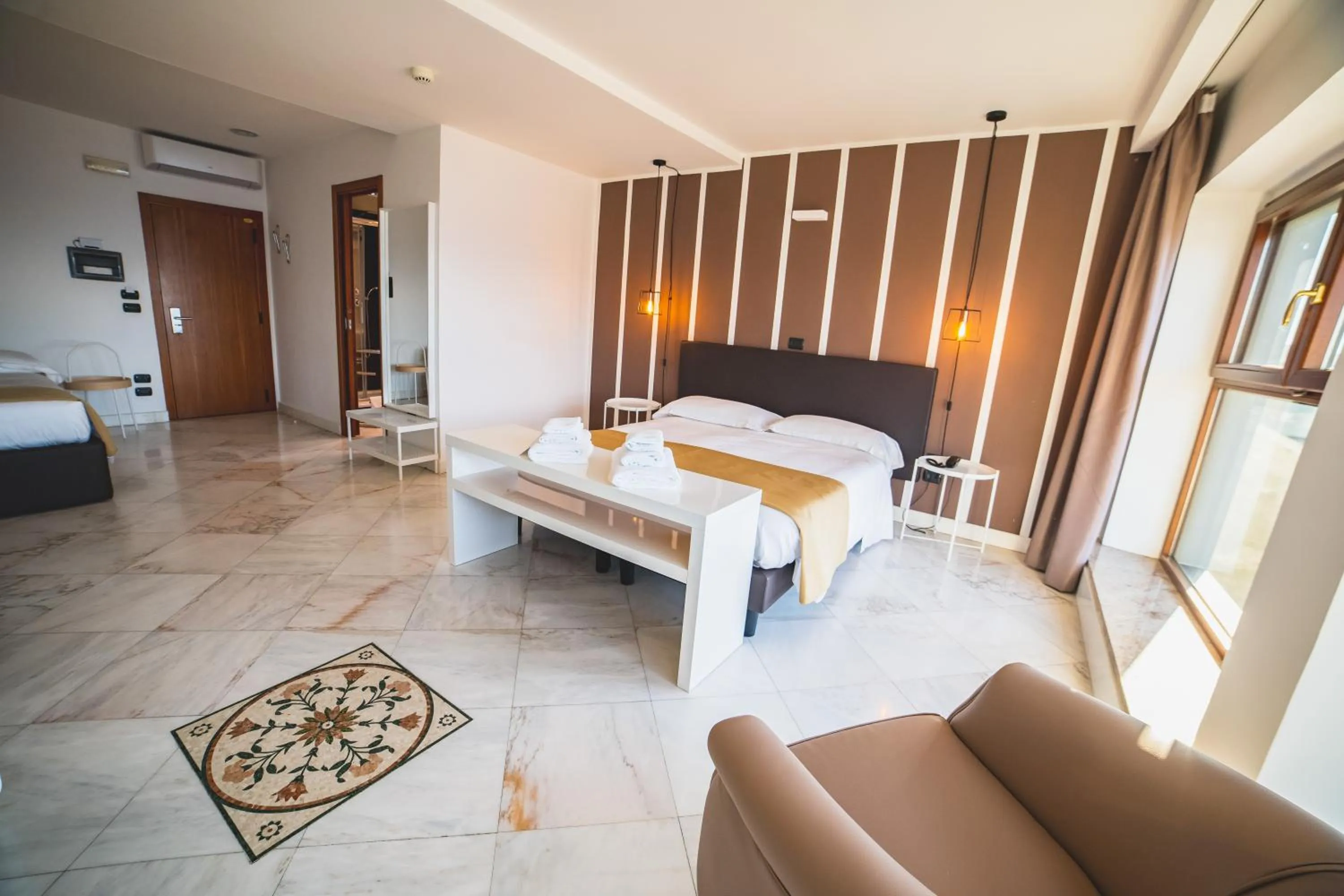 Photo of the whole room, Bed in Hotel Continental