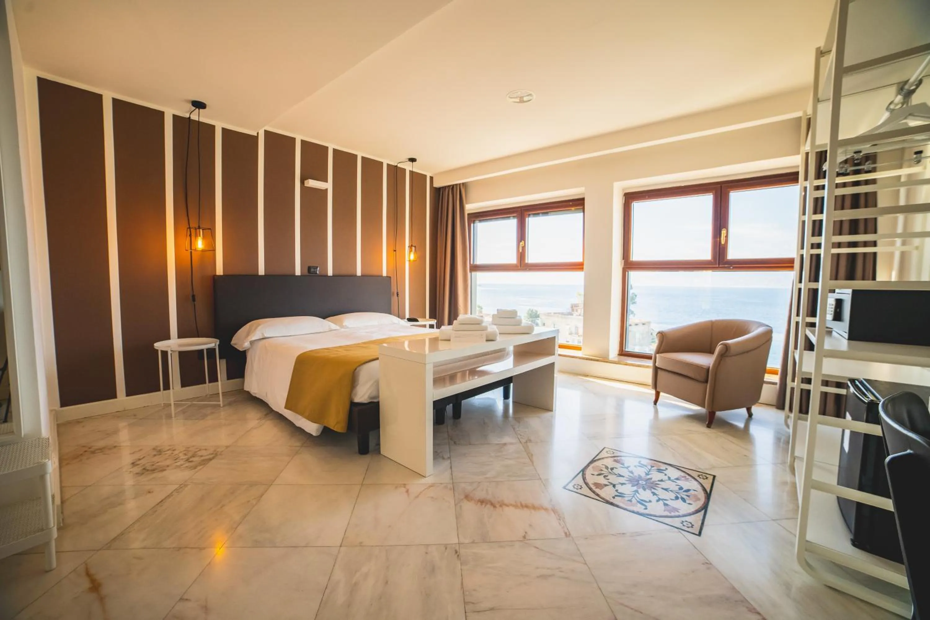 Photo of the whole room, Bed in Hotel Continental