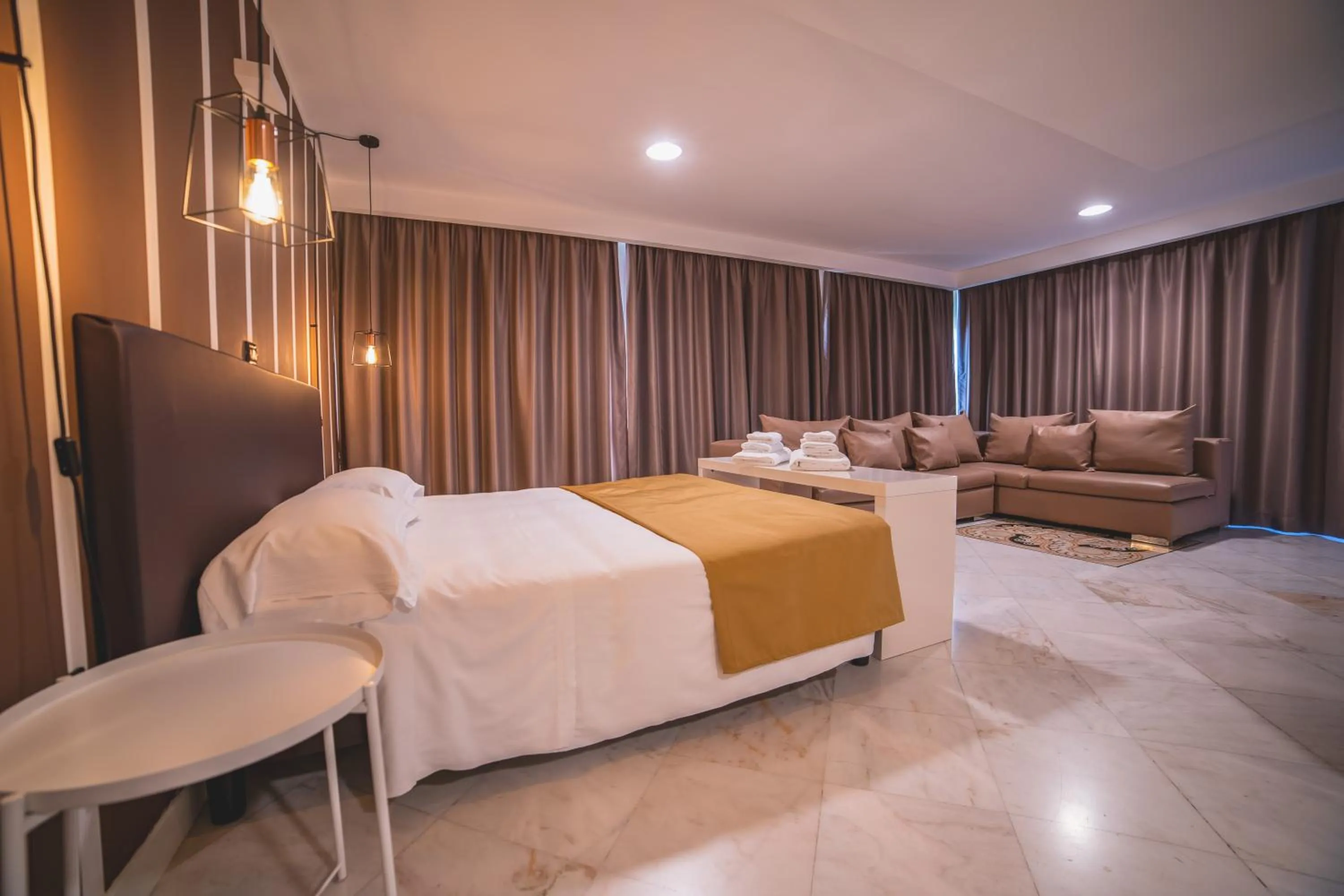 Bedroom, Bed in Hotel Continental