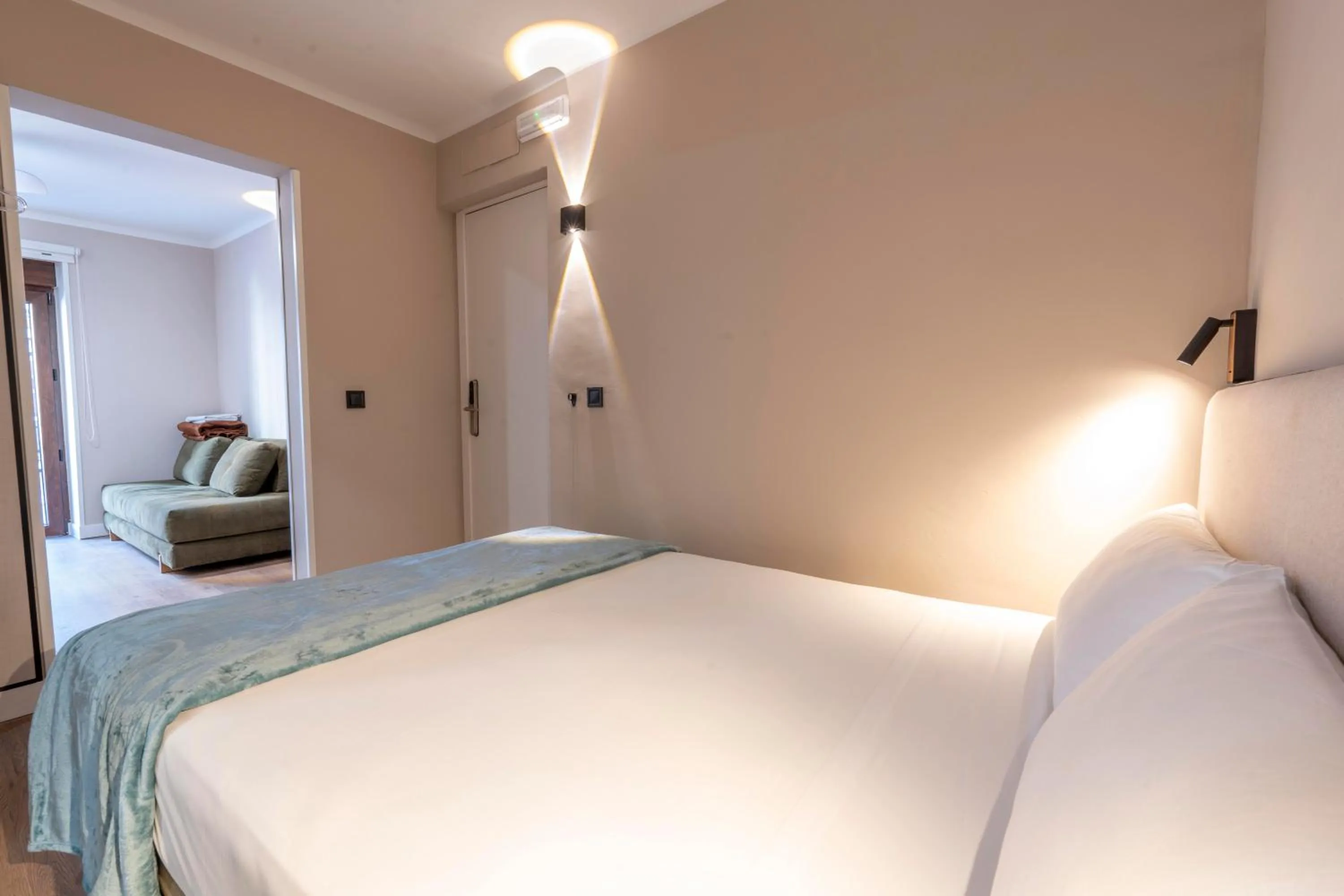 Bedroom, Bed in Negresco Plaza España