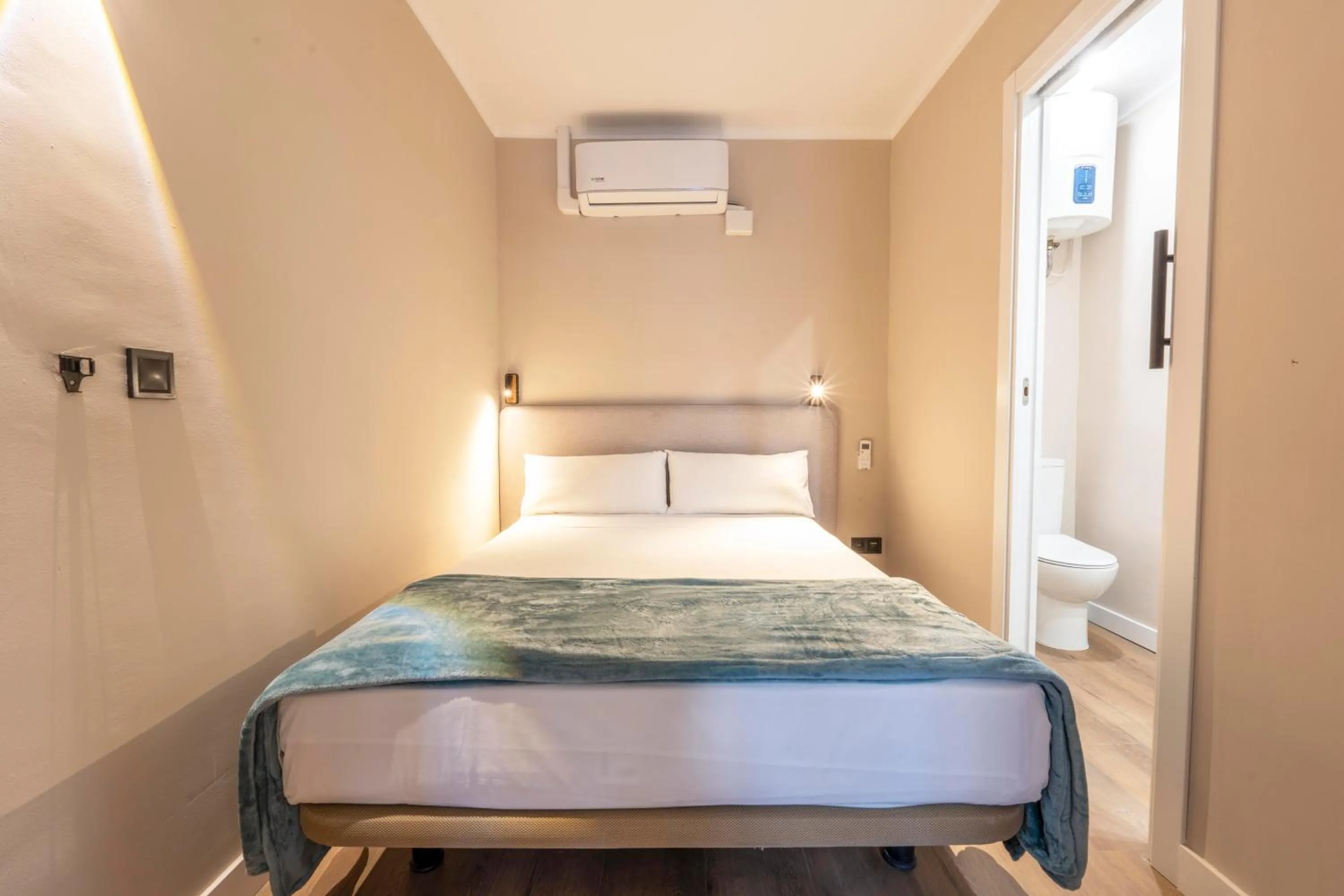 Bedroom, Bed in Negresco Plaza España