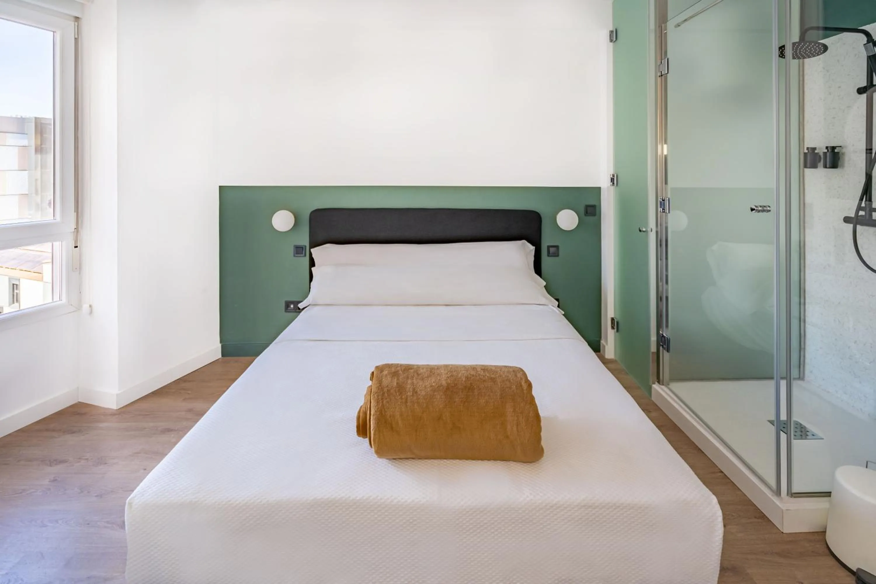 Shower, Bed in Negresco Plaza España