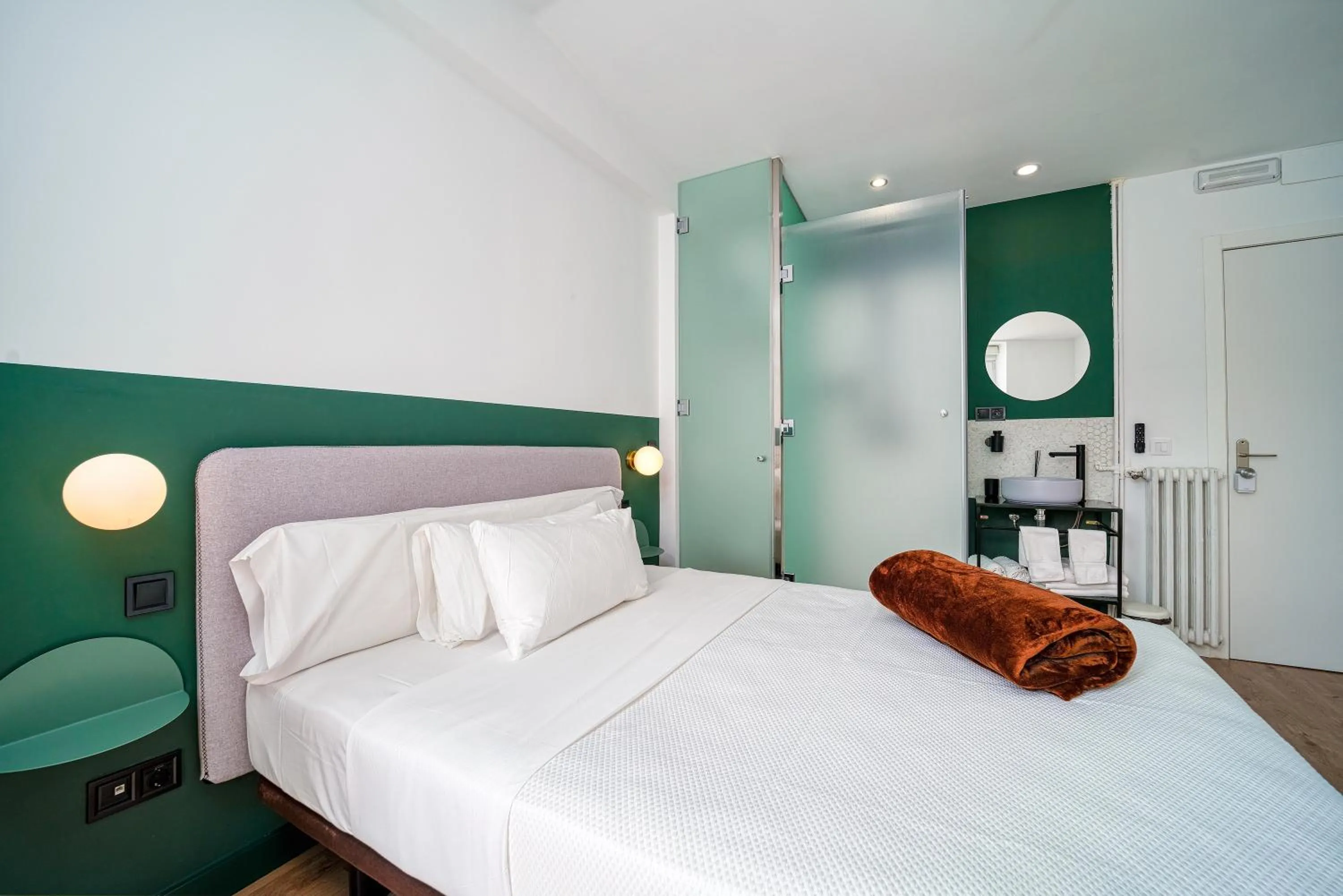 Shower, Bed in Negresco Plaza España