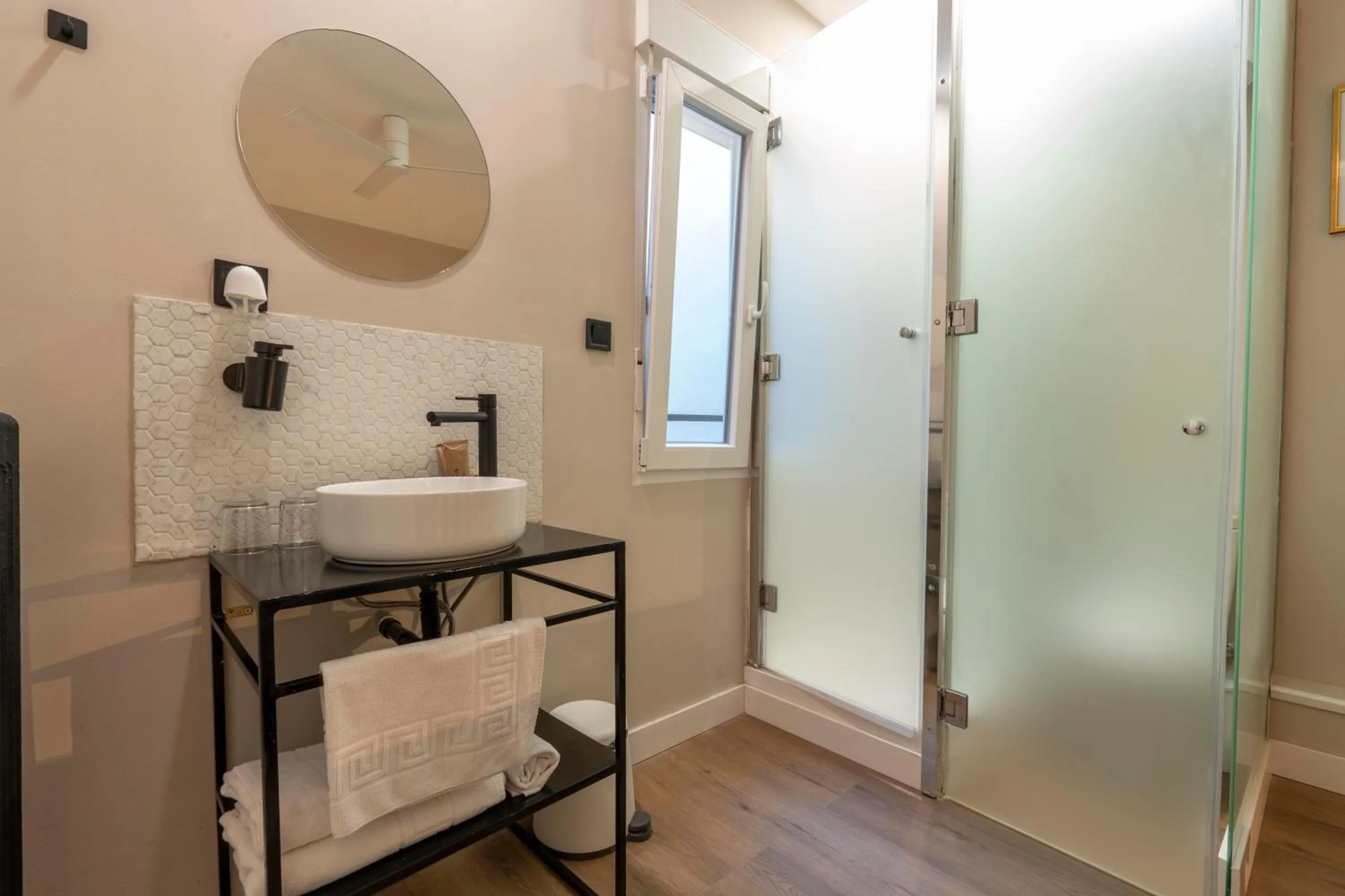 Bathroom in Negresco Plaza España