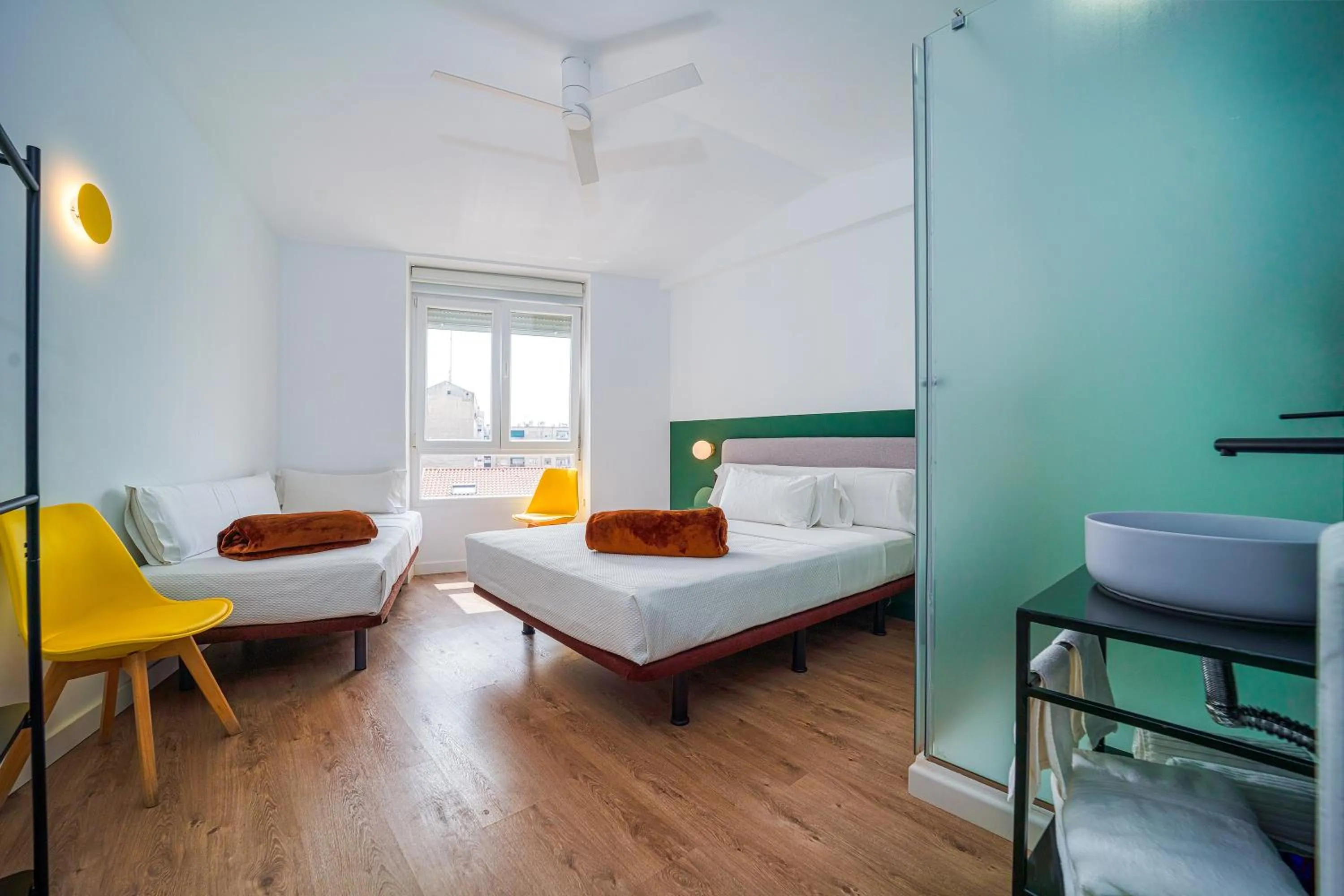 Shower, Bed in Negresco Plaza España